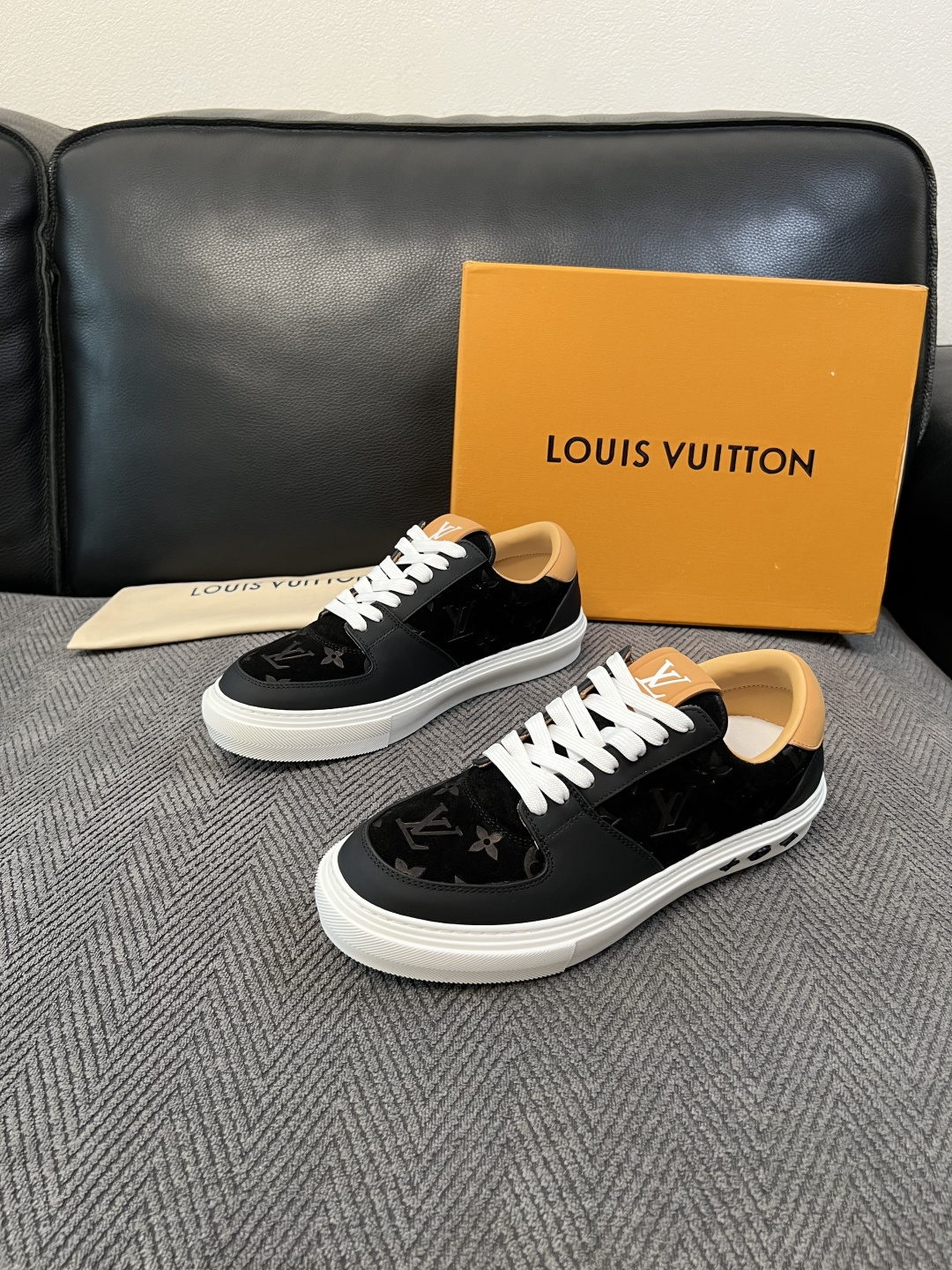 Lv  高品质  顶级工艺品  路易威登，专柜同步原厂配置，鞋面意大利进口，高品质拼接缤纷色彩复杂工艺品，进口牛皮里垫柔