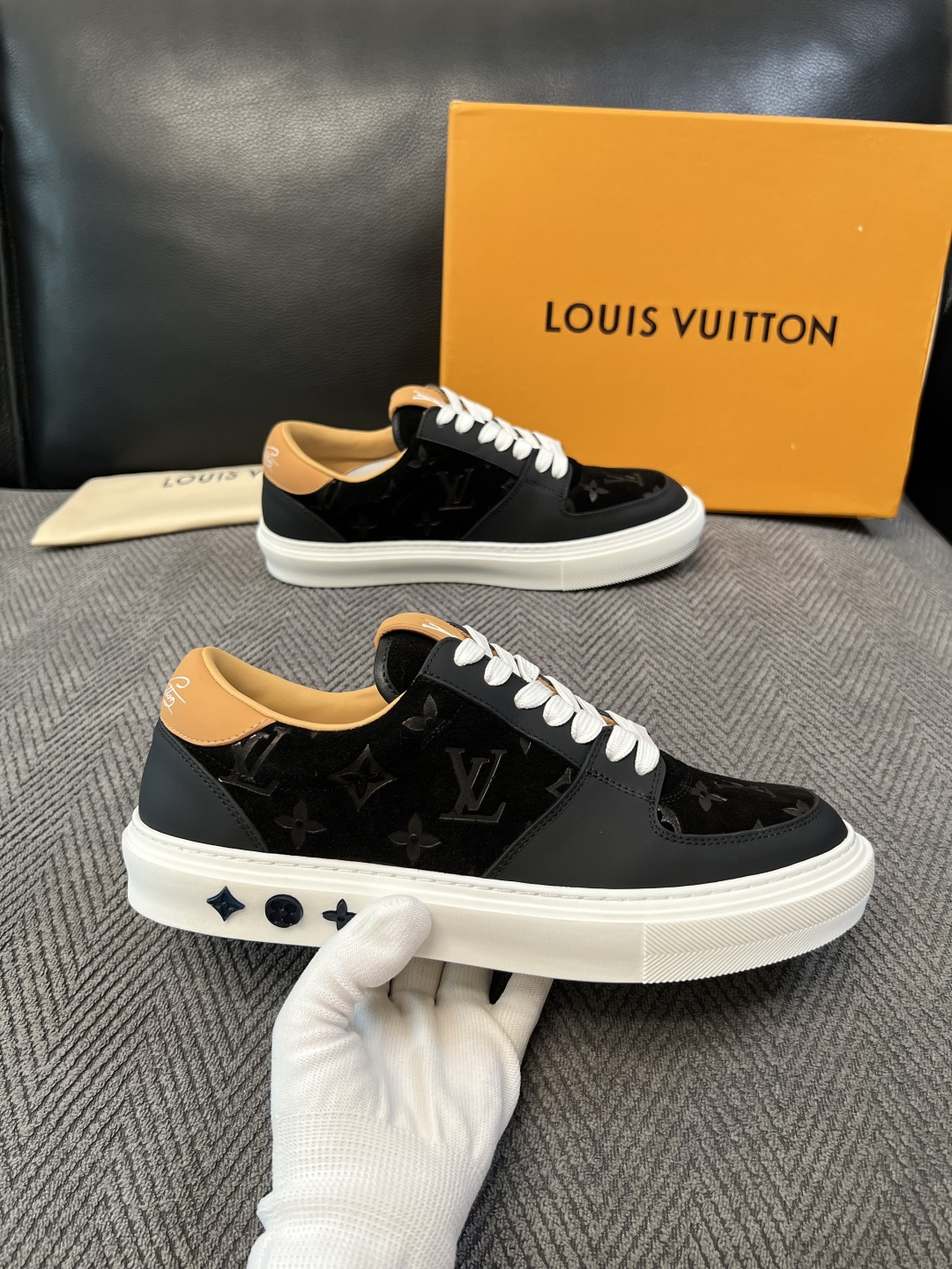 Lv  高品质  顶级工艺品  路易威登，专柜同步原厂配置，鞋面意大利进口，高品质拼接缤纷色彩复杂工艺品，进口牛皮里垫柔