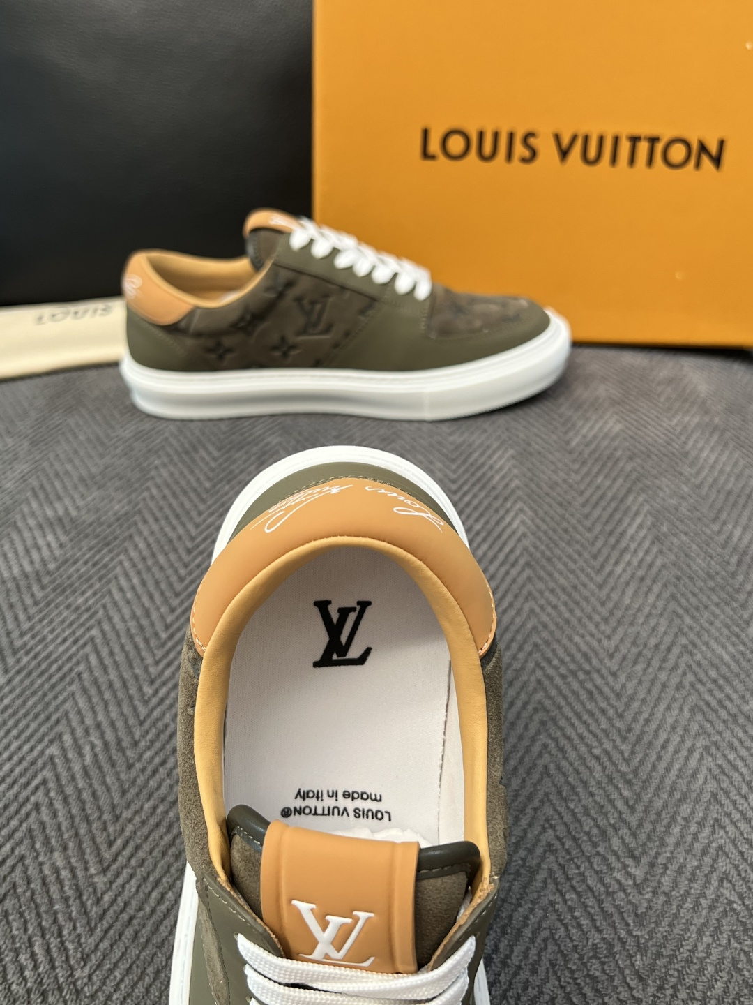 Lv  高品质  顶级工艺品  路易威登，专柜同步原厂配置，鞋面意大利进口，高品质拼接缤纷色彩复杂工艺品，进口牛皮里垫柔
