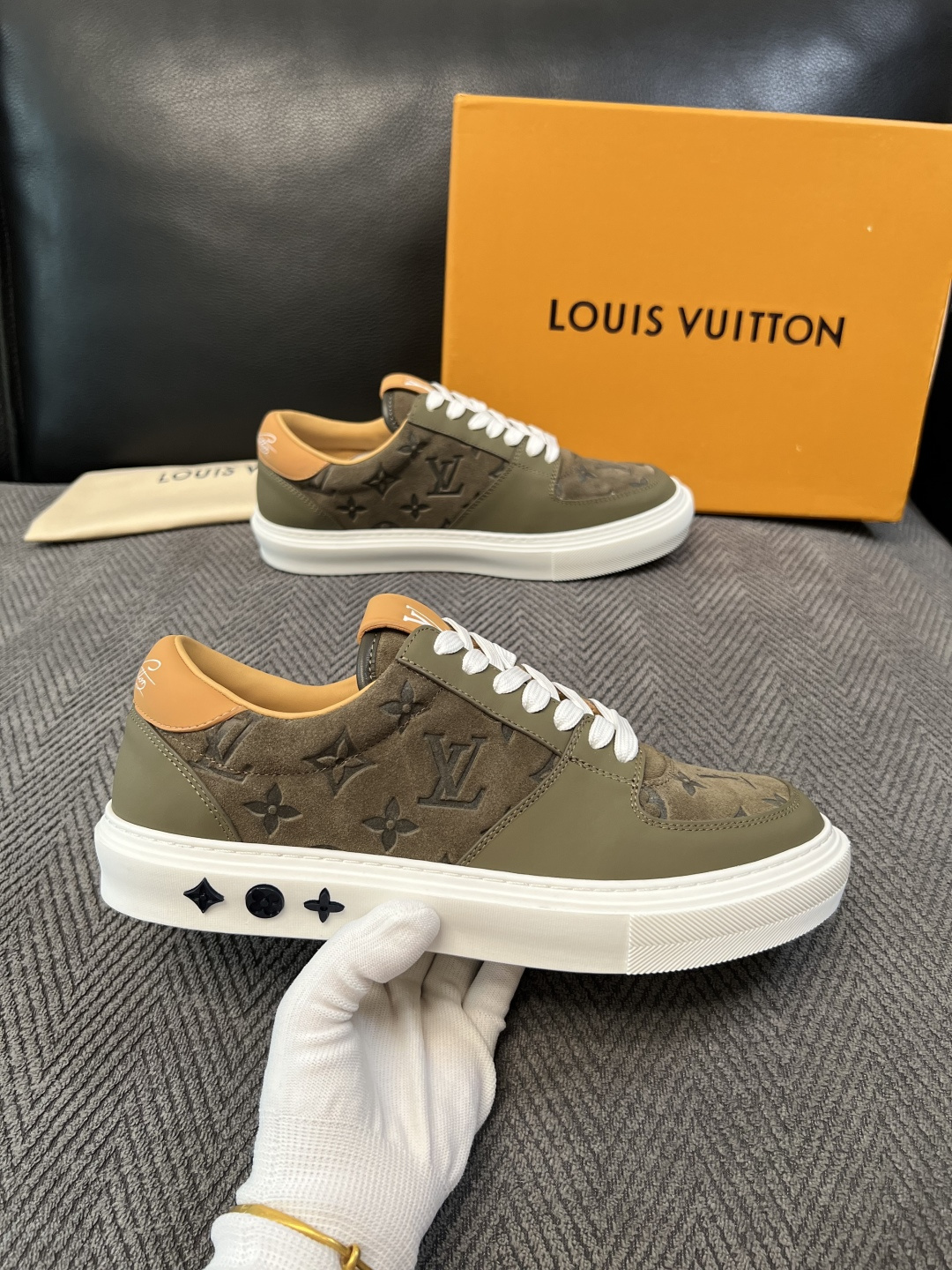 Lv  高品质  顶级工艺品  路易威登，专柜同步原厂配置，鞋面意大利进口，高品质拼接缤纷色彩复杂工艺品，进口牛皮里垫柔