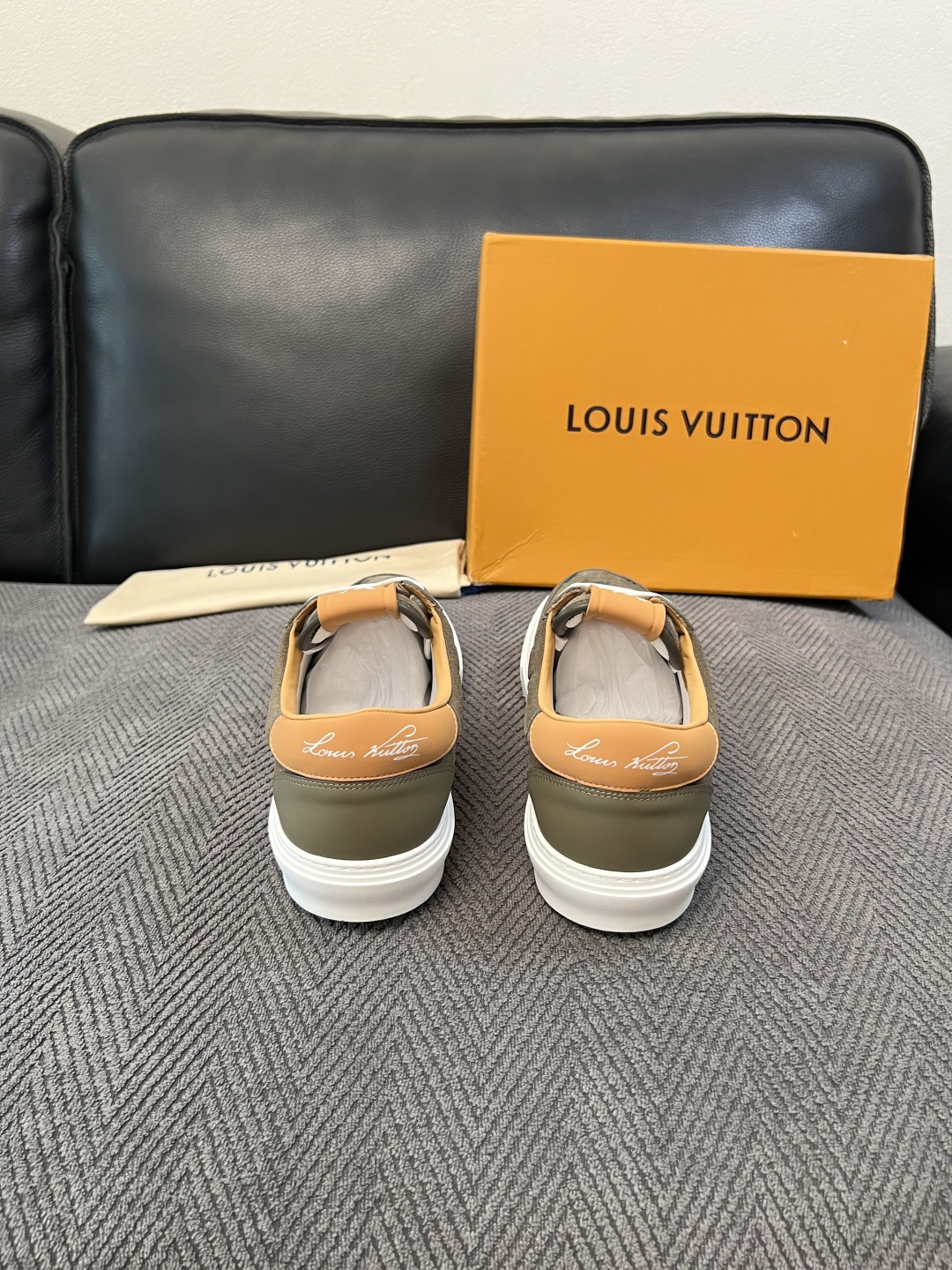 Lv  高品质  顶级工艺品  路易威登，专柜同步原厂配置，鞋面意大利进口，高品质拼接缤纷色彩复杂工艺品，进口牛皮里垫柔