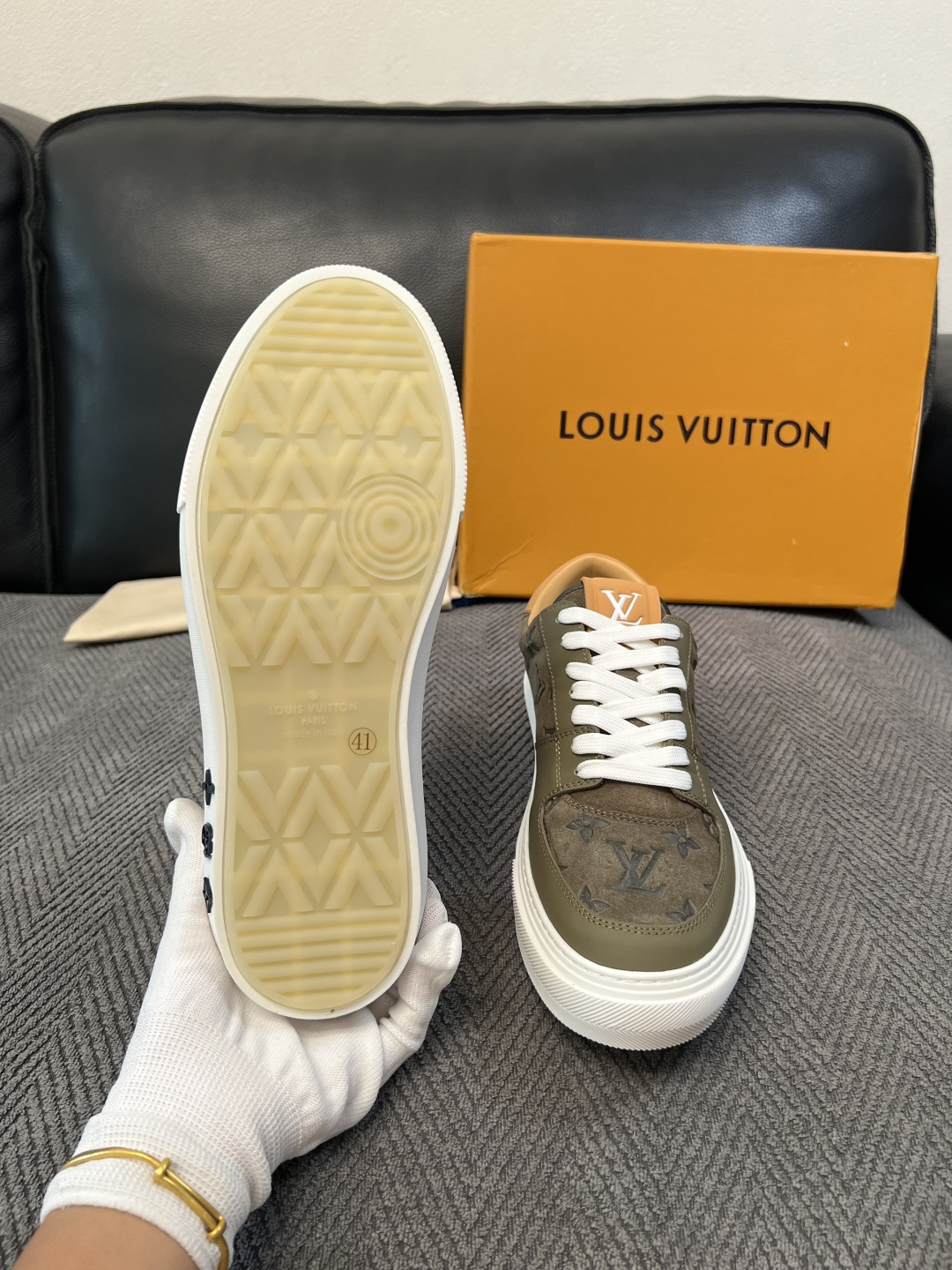 Lv  高品质  顶级工艺品  路易威登，专柜同步原厂配置，鞋面意大利进口，高品质拼接缤纷色彩复杂工艺品，进口牛皮里垫柔