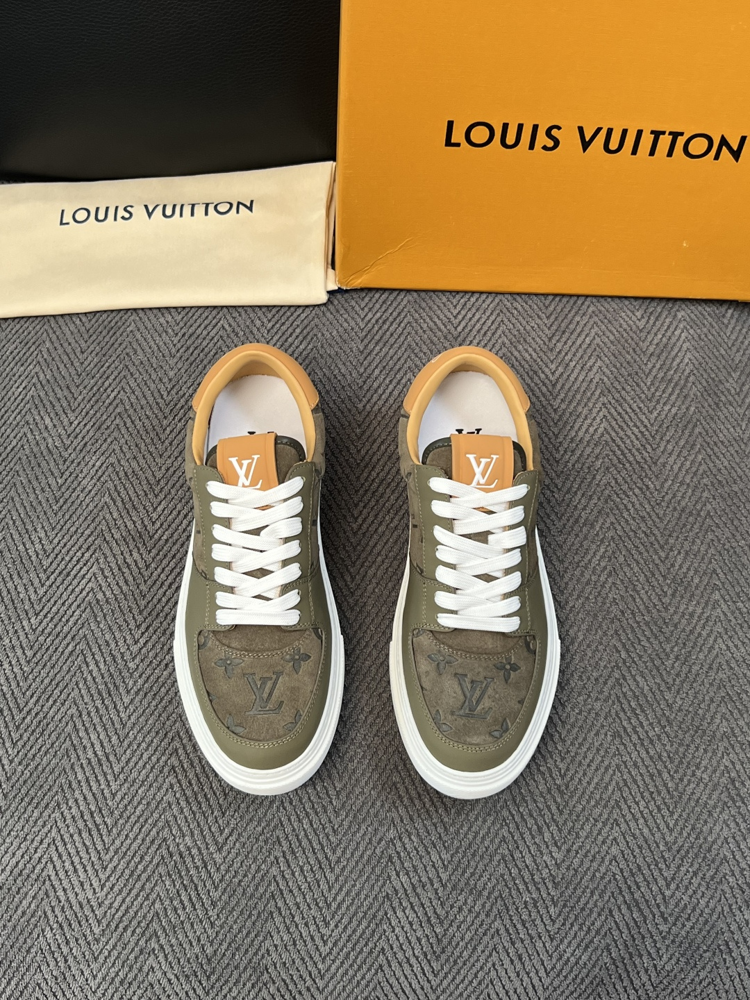 Lv  高品质  顶级工艺品  路易威登，专柜同步原厂配置，鞋面意大利进口，高品质拼接缤纷色彩复杂工艺品，进口牛皮里垫柔