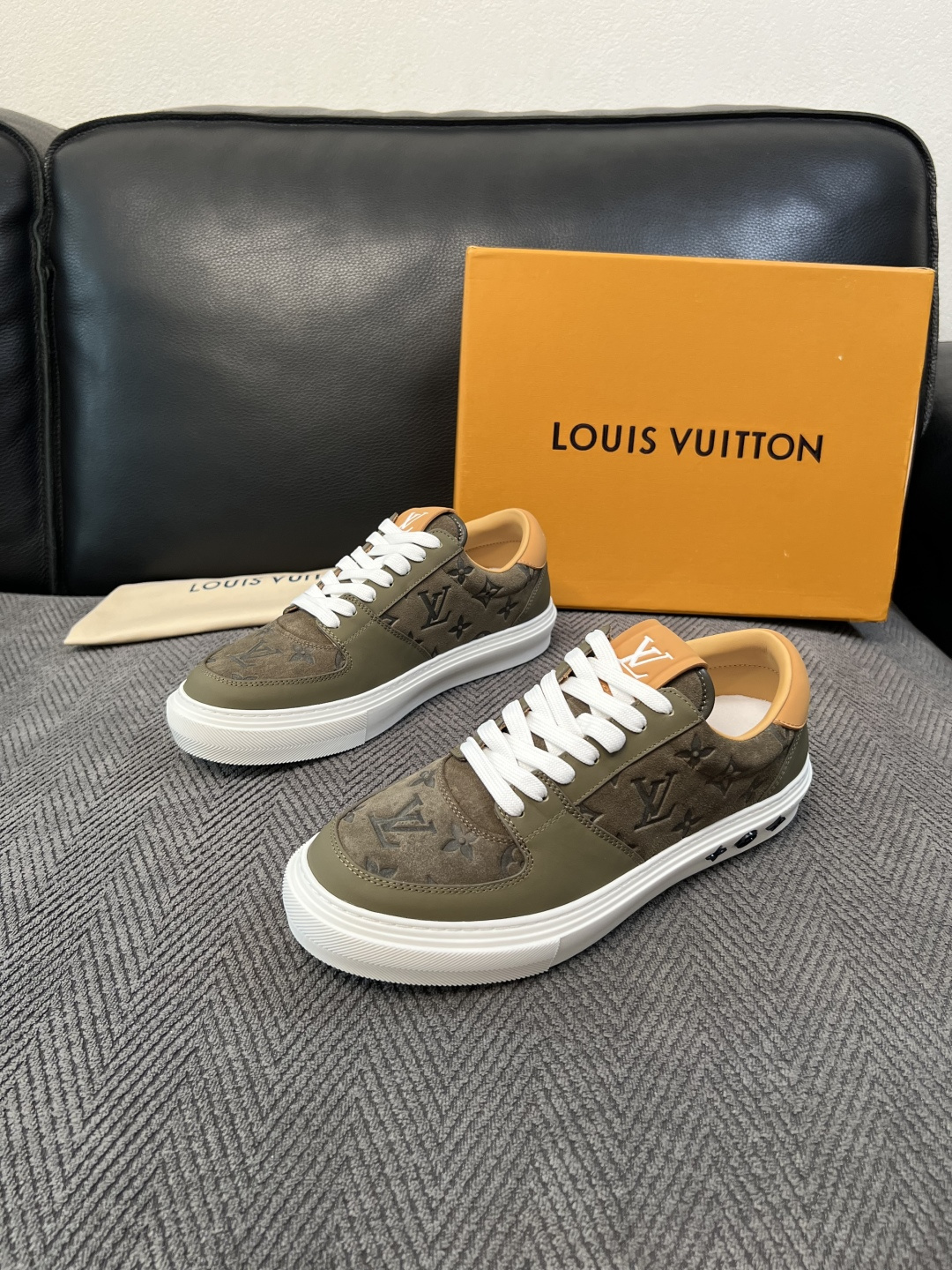 Lv  高品质  顶级工艺品  路易威登，专柜同步原厂配置，鞋面意大利进口，高品质拼接缤纷色彩复杂工艺品，进口牛皮里垫柔
