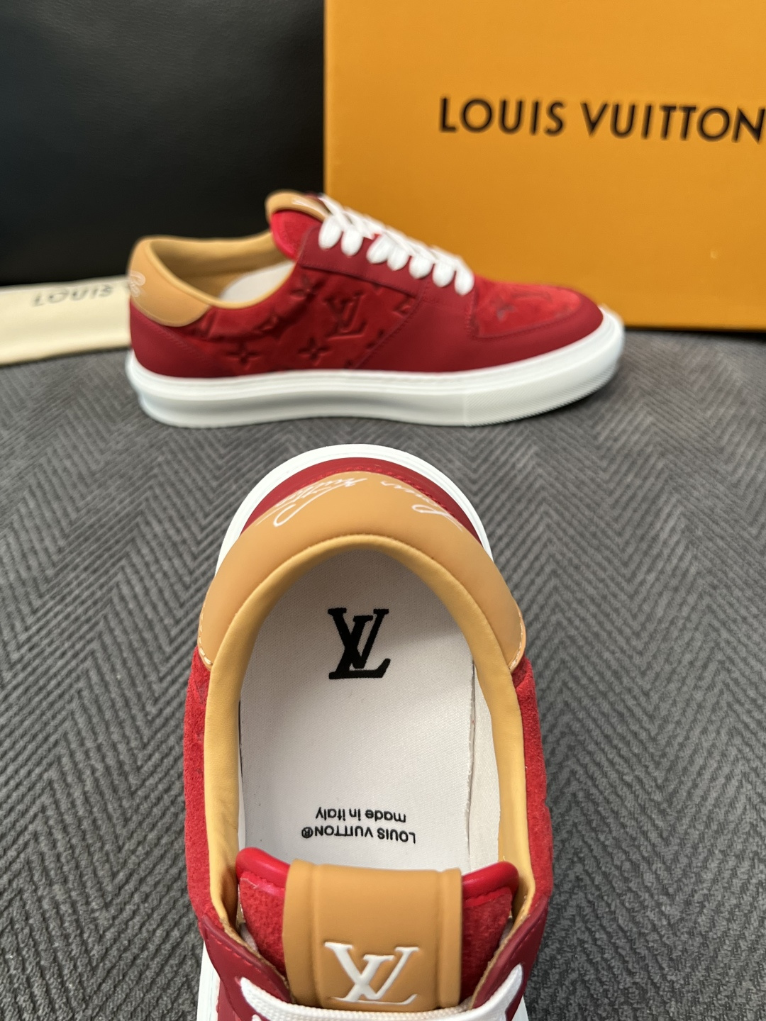 Lv  高品质  顶级工艺品  路易威登，专柜同步原厂配置，鞋面意大利进口，高品质拼接缤纷色彩复杂工艺品，进口牛皮里垫柔