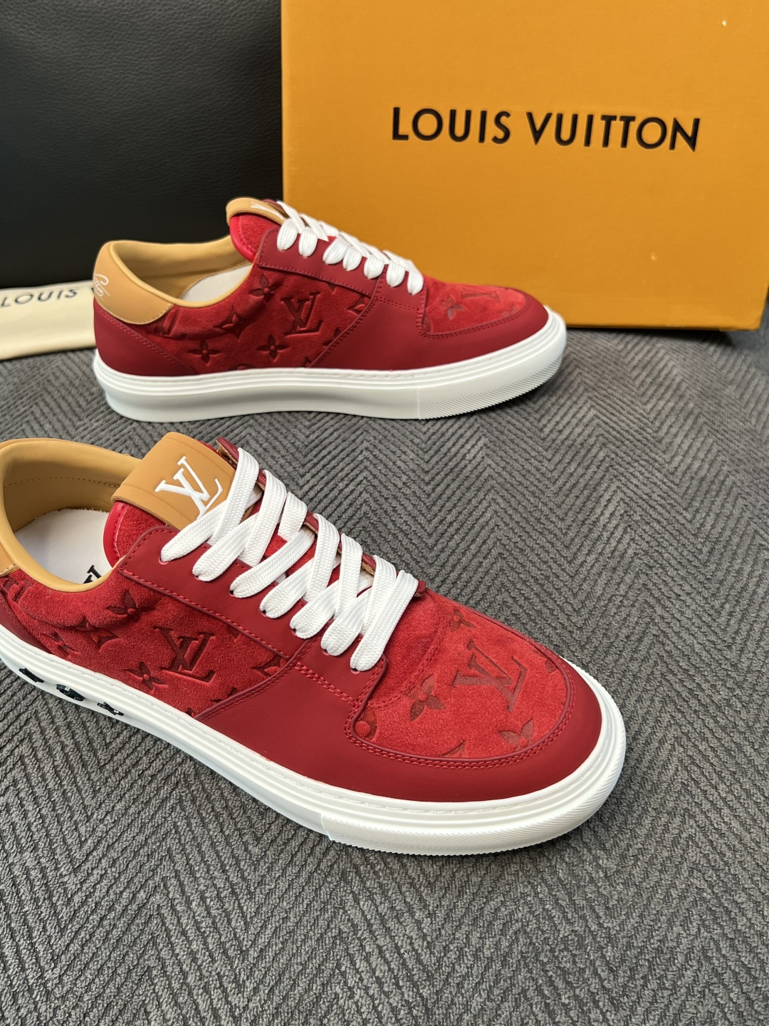 Lv  高品质  顶级工艺品  路易威登，专柜同步原厂配置，鞋面意大利进口，高品质拼接缤纷色彩复杂工艺品，进口牛皮里垫柔