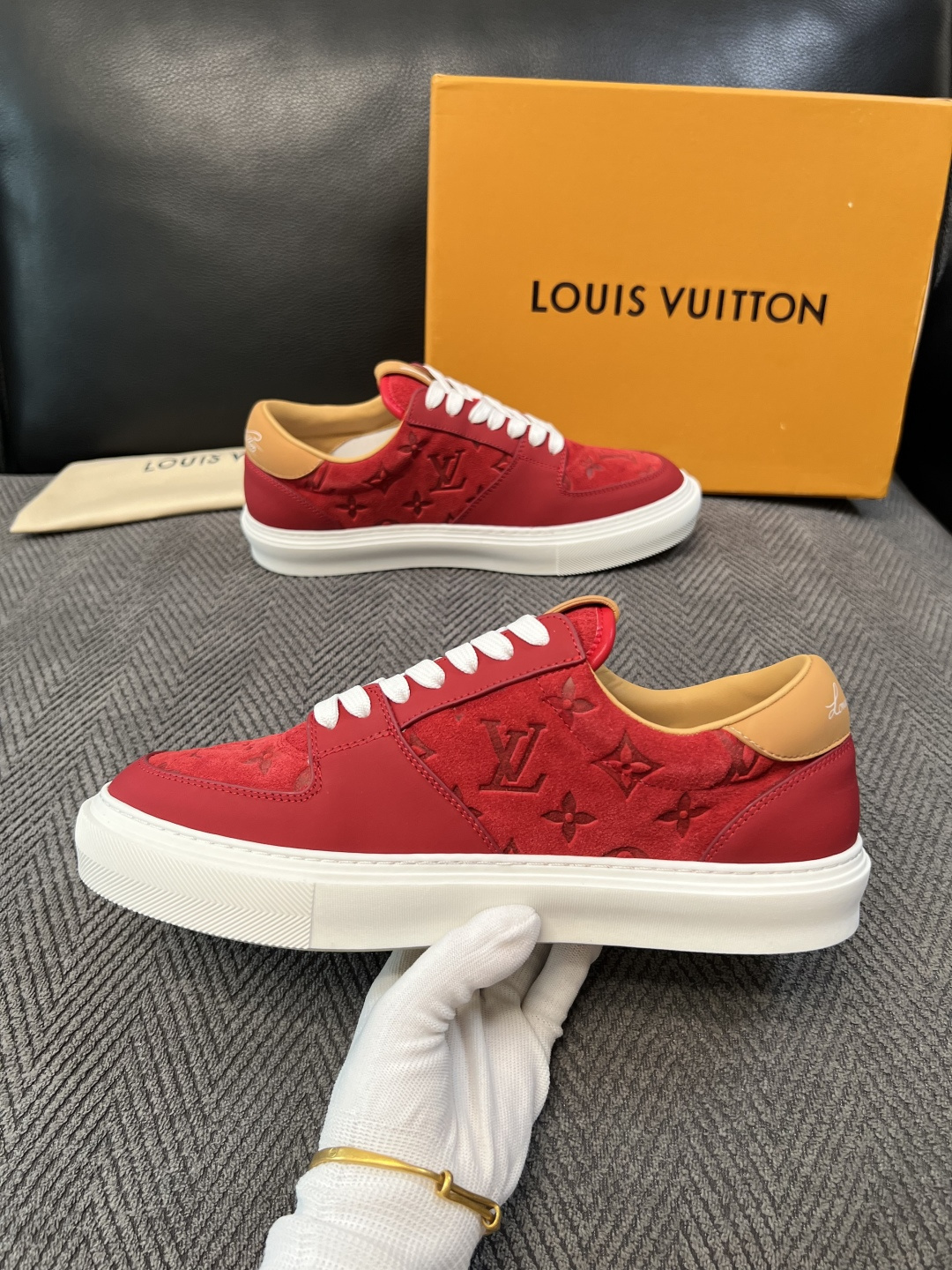 Lv  高品质  顶级工艺品  路易威登，专柜同步原厂配置，鞋面意大利进口，高品质拼接缤纷色彩复杂工艺品，进口牛皮里垫柔