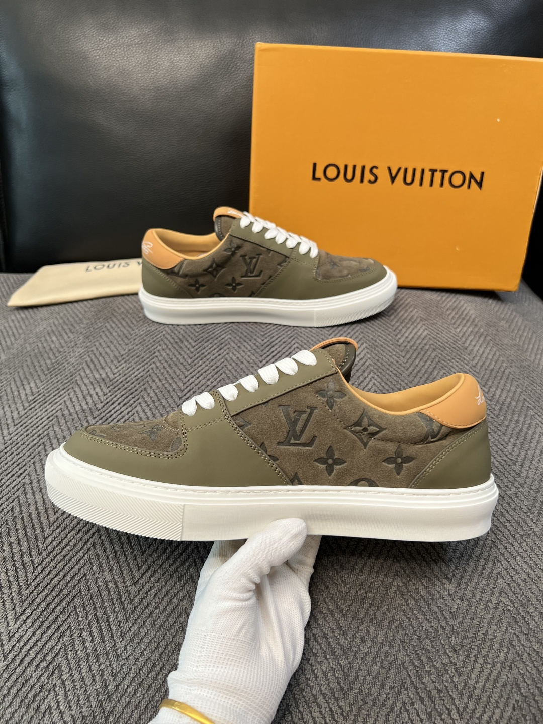 Lv  高品质  顶级工艺品  路易威登，专柜同步原厂配置，鞋面意大利进口，高品质拼接缤纷色彩复杂工艺品，进口牛皮里垫柔