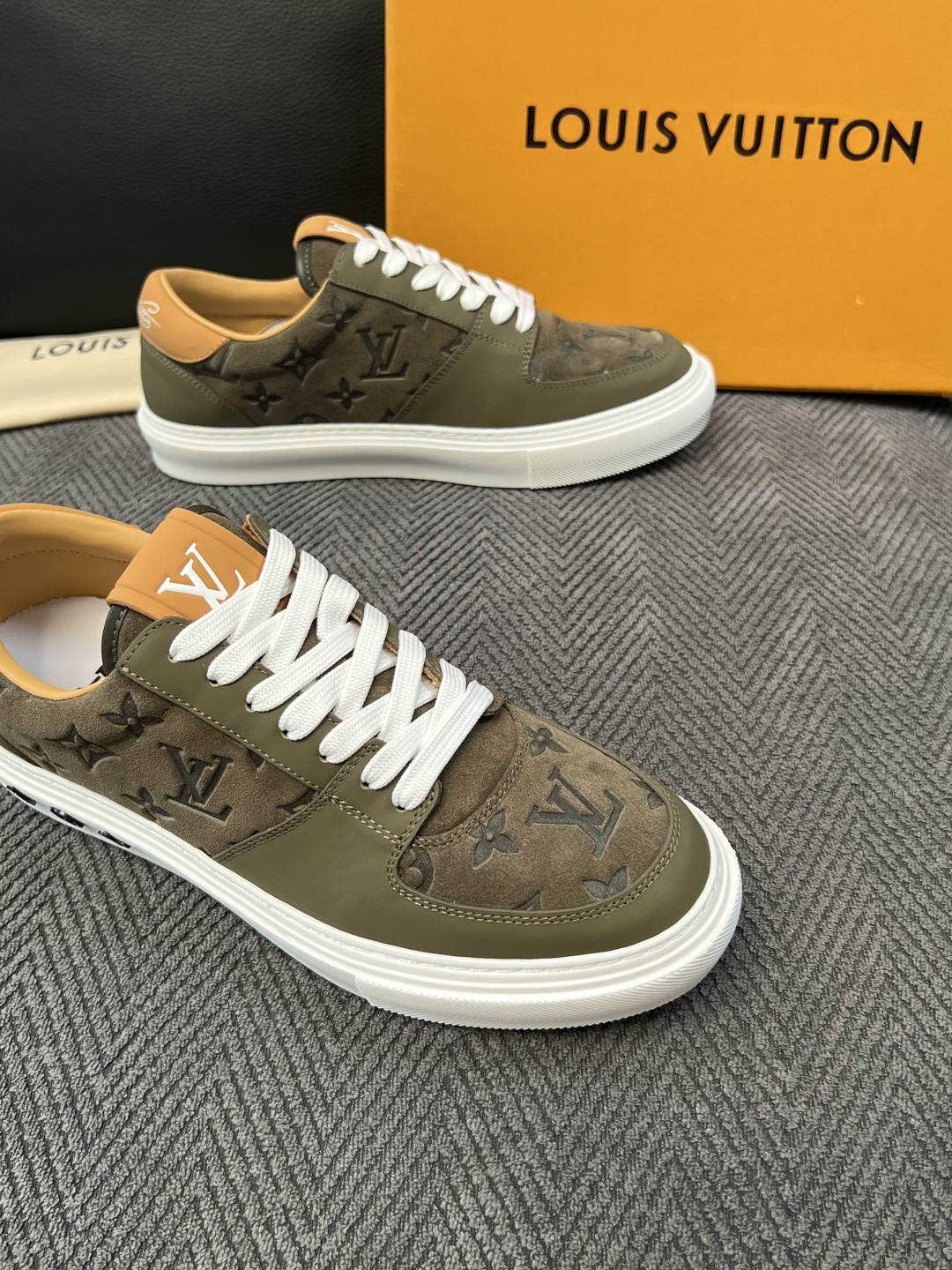 Lv  高品质  顶级工艺品  路易威登，专柜同步原厂配置，鞋面意大利进口，高品质拼接缤纷色彩复杂工艺品，进口牛皮里垫柔