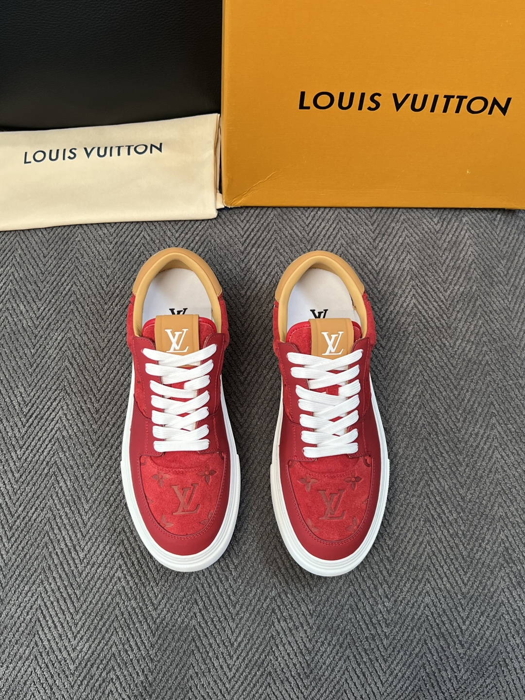 Lv  高品质  顶级工艺品  路易威登，专柜同步原厂配置，鞋面意大利进口，高品质拼接缤纷色彩复杂工艺品，进口牛皮里垫柔