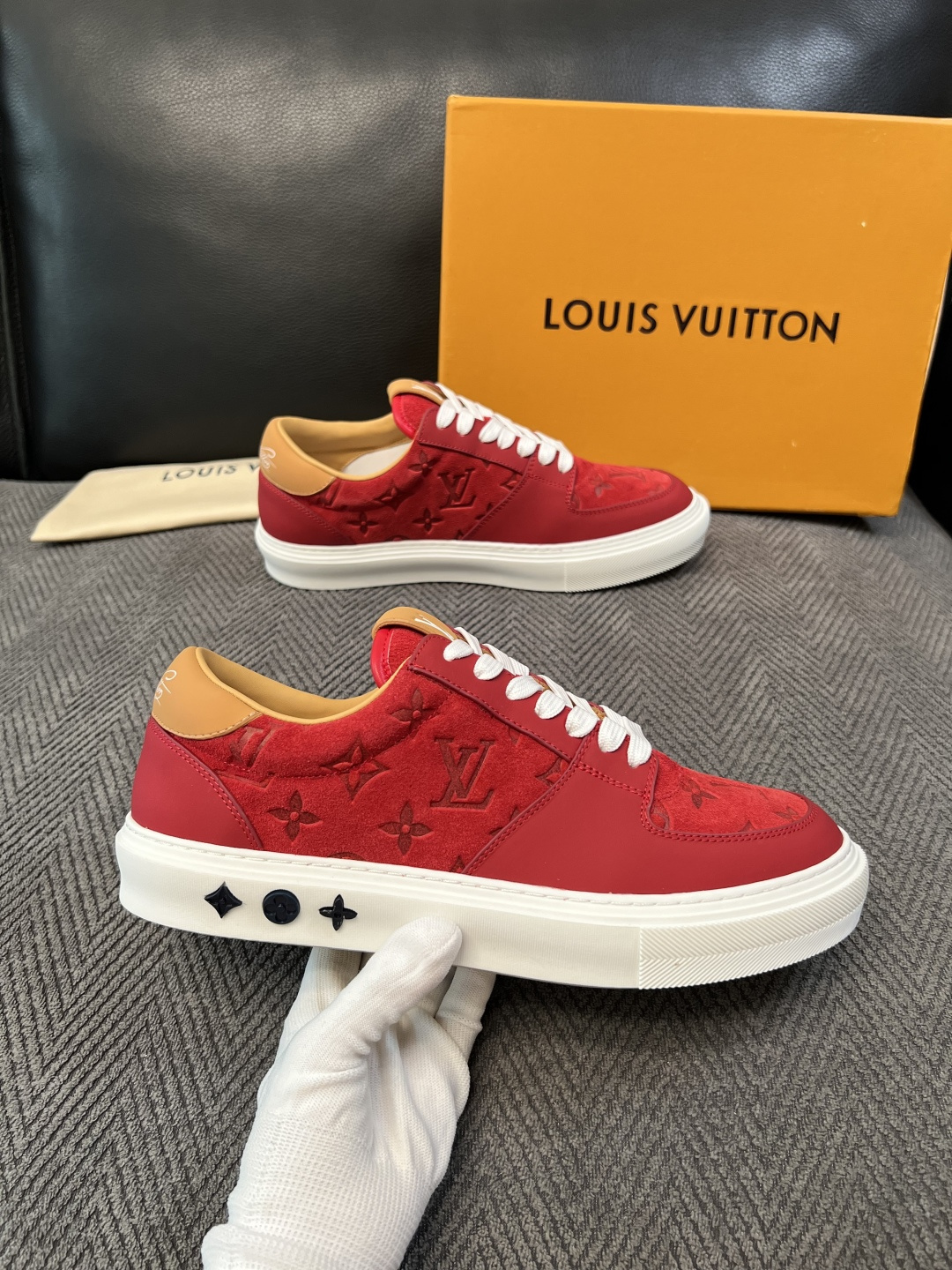Lv  高品质  顶级工艺品  路易威登，专柜同步原厂配置，鞋面意大利进口，高品质拼接缤纷色彩复杂工艺品，进口牛皮里垫柔