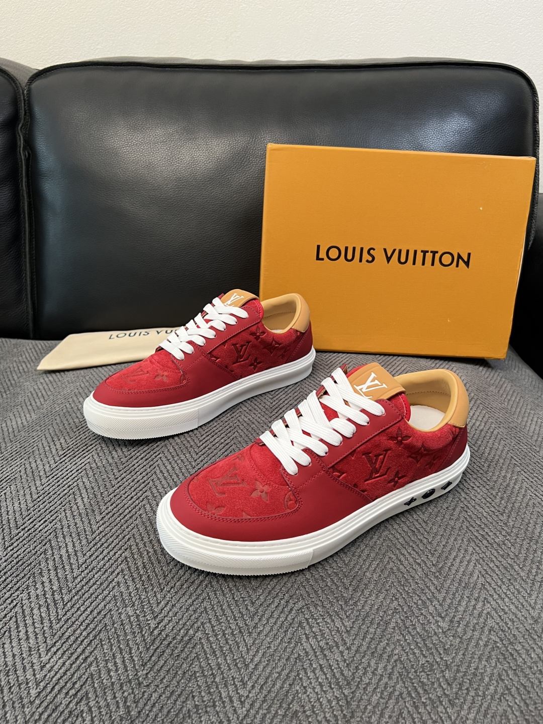 Lv  高品质  顶级工艺品  路易威登，专柜同步原厂配置，鞋面意大利进口，高品质拼接缤纷色彩复杂工艺品，进口牛皮里垫柔
