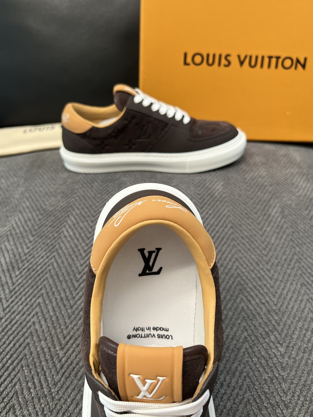 Lv  高品质  顶级工艺品  路易威登，专柜同步原厂配置，鞋面意大利进口，高品质拼接缤纷色彩复杂工艺品，进口牛皮里垫柔