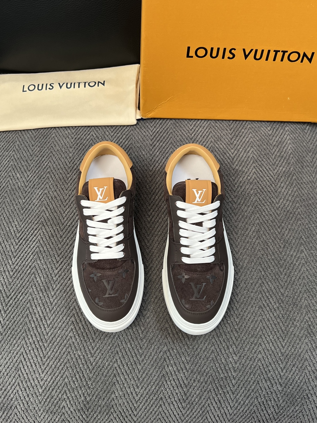 Lv  高品质  顶级工艺品  路易威登，专柜同步原厂配置，鞋面意大利进口，高品质拼接缤纷色彩复杂工艺品，进口牛皮里垫柔