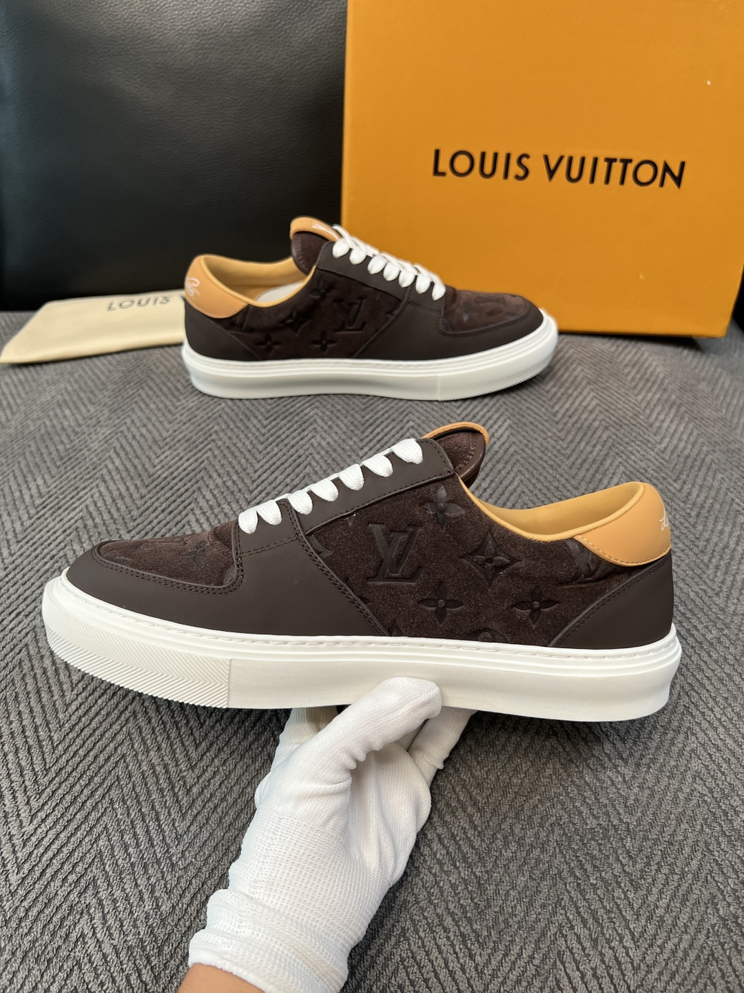 Lv  高品质  顶级工艺品  路易威登，专柜同步原厂配置，鞋面意大利进口，高品质拼接缤纷色彩复杂工艺品，进口牛皮里垫柔