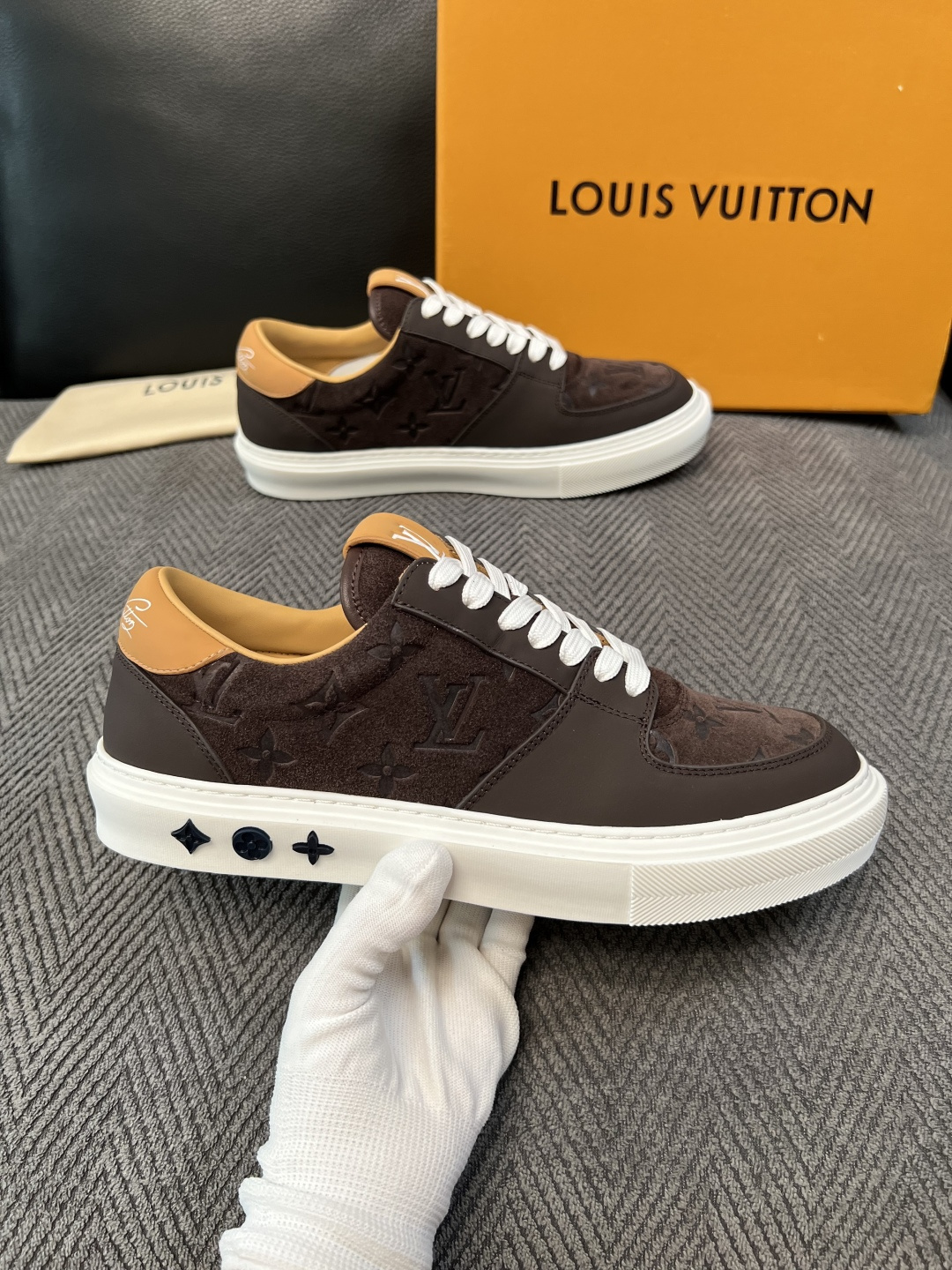 Lv  高品质  顶级工艺品  路易威登，专柜同步原厂配置，鞋面意大利进口，高品质拼接缤纷色彩复杂工艺品，进口牛皮里垫柔