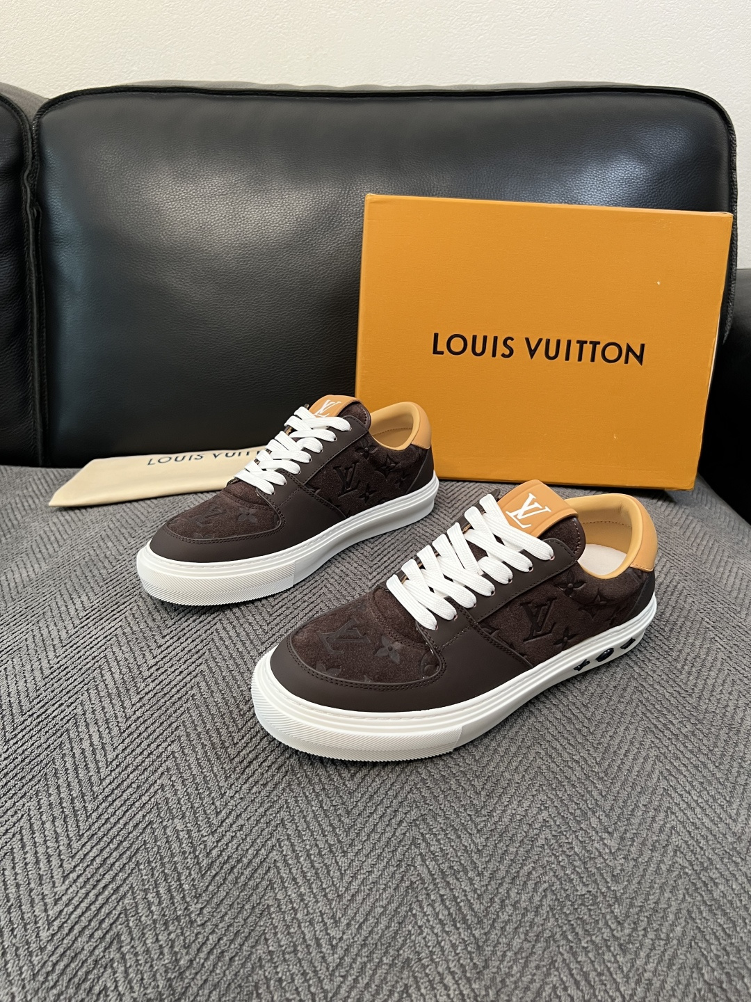 Lv  高品质  顶级工艺品  路易威登，专柜同步原厂配置，鞋面意大利进口，高品质拼接缤纷色彩复杂工艺品，进口牛皮里垫柔