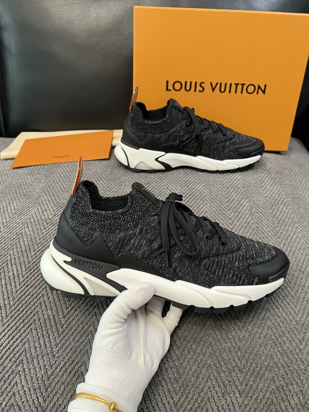 Lv  高品质  顶级工艺品  路易威登  专柜同步，意大利进口飞织面料，进口水染牛皮内里，鞋底：原厂特供原版底，原厂跟