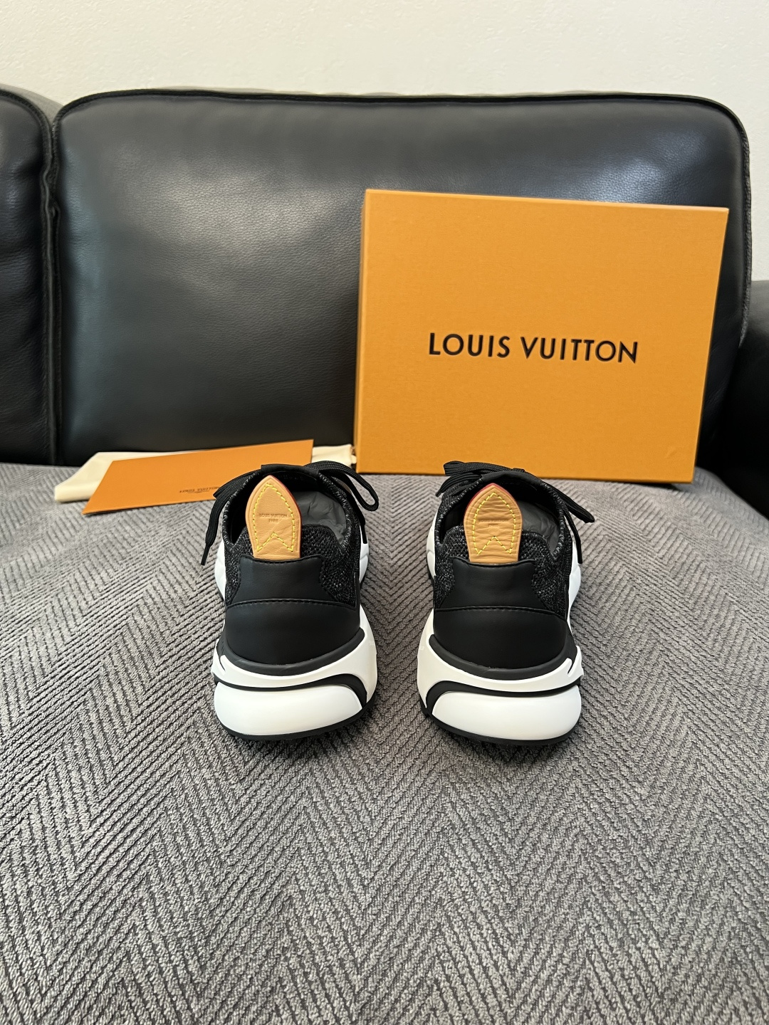 Lv  高品质  顶级工艺品  路易威登  专柜同步，意大利进口飞织面料，进口水染牛皮内里，鞋底：原厂特供原版底，原厂跟