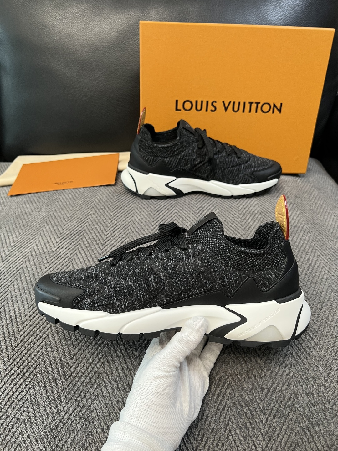 Lv  高品质  顶级工艺品  路易威登  专柜同步，意大利进口飞织面料，进口水染牛皮内里，鞋底：原厂特供原版底，原厂跟