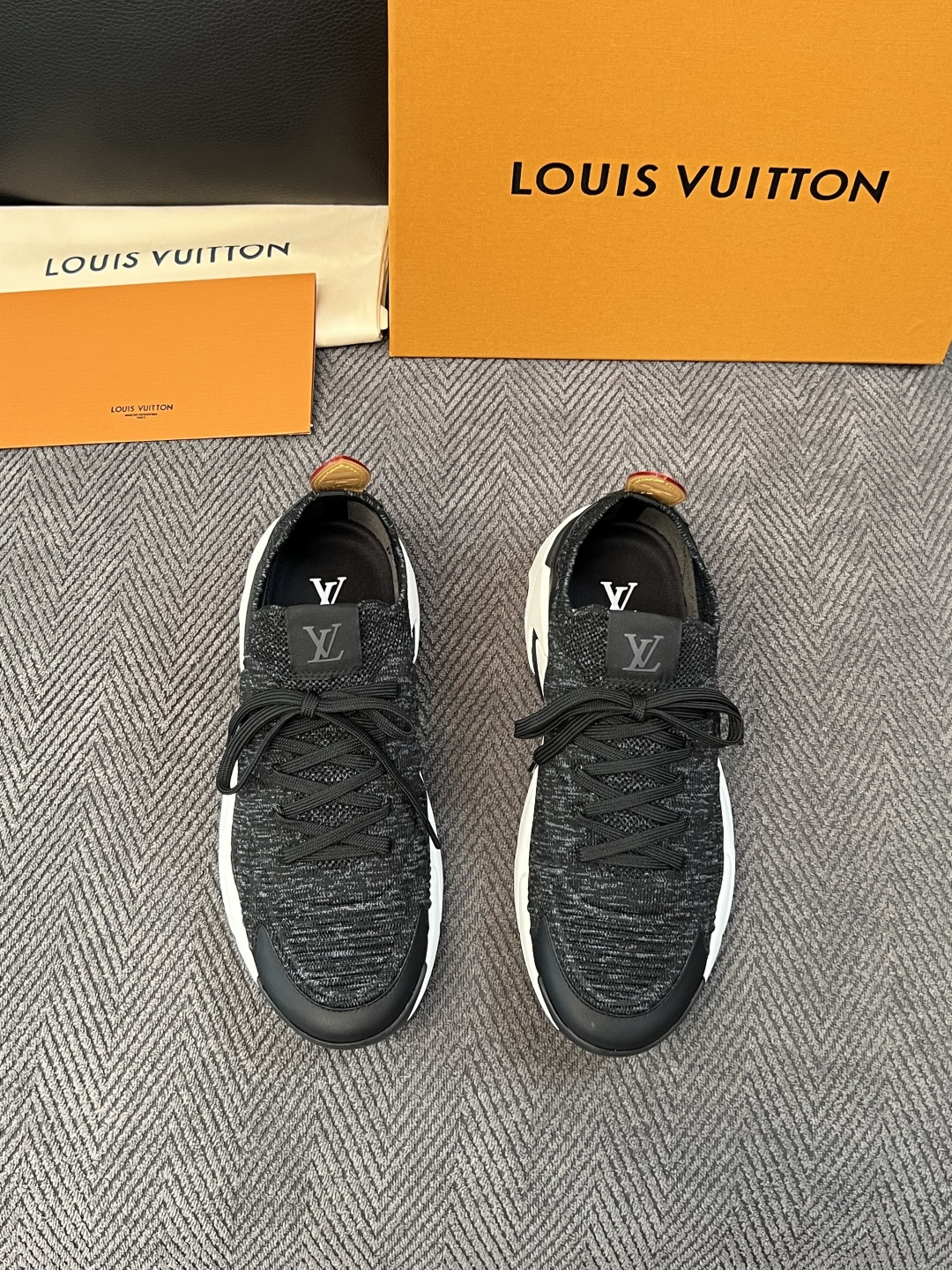 Lv  高品质  顶级工艺品  路易威登  专柜同步，意大利进口飞织面料，进口水染牛皮内里，鞋底：原厂特供原版底，原厂跟