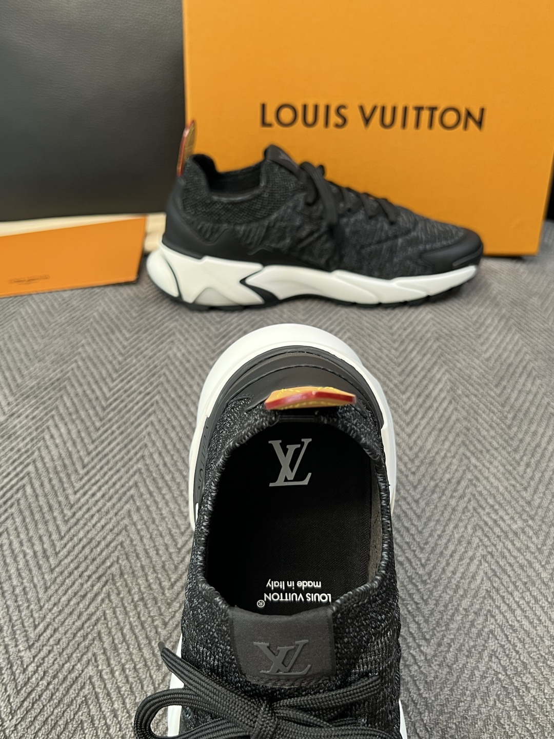 Lv  高品质  顶级工艺品  路易威登  专柜同步，意大利进口飞织面料，进口水染牛皮内里，鞋底：原厂特供原版底，原厂跟