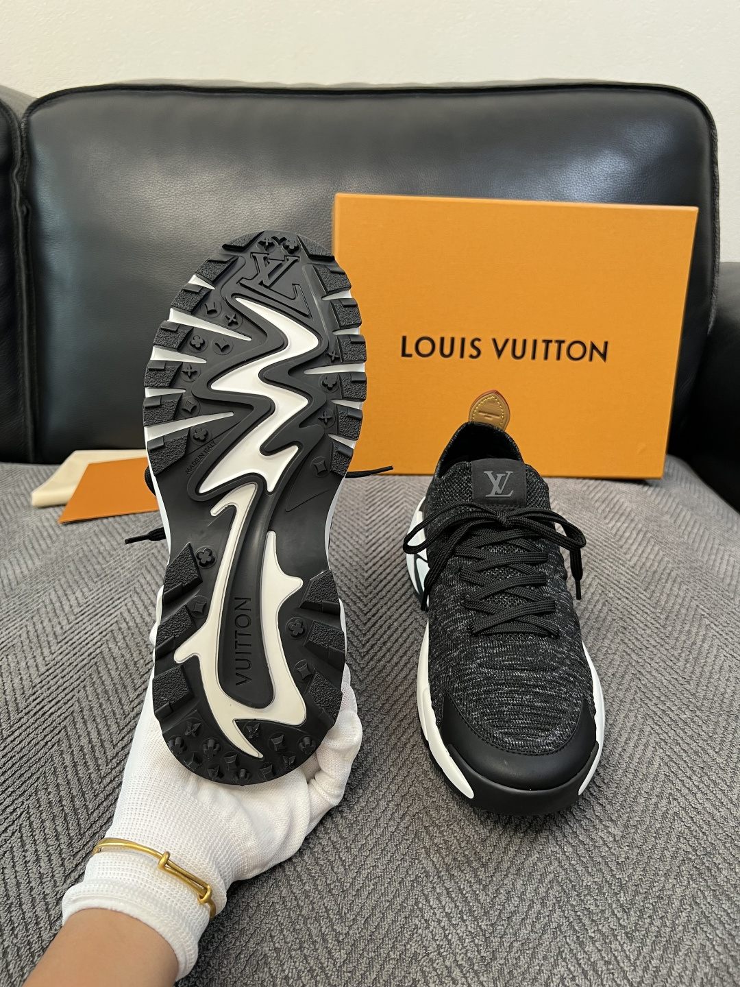 Lv  高品质  顶级工艺品  路易威登  专柜同步，意大利进口飞织面料，进口水染牛皮内里，鞋底：原厂特供原版底，原厂跟