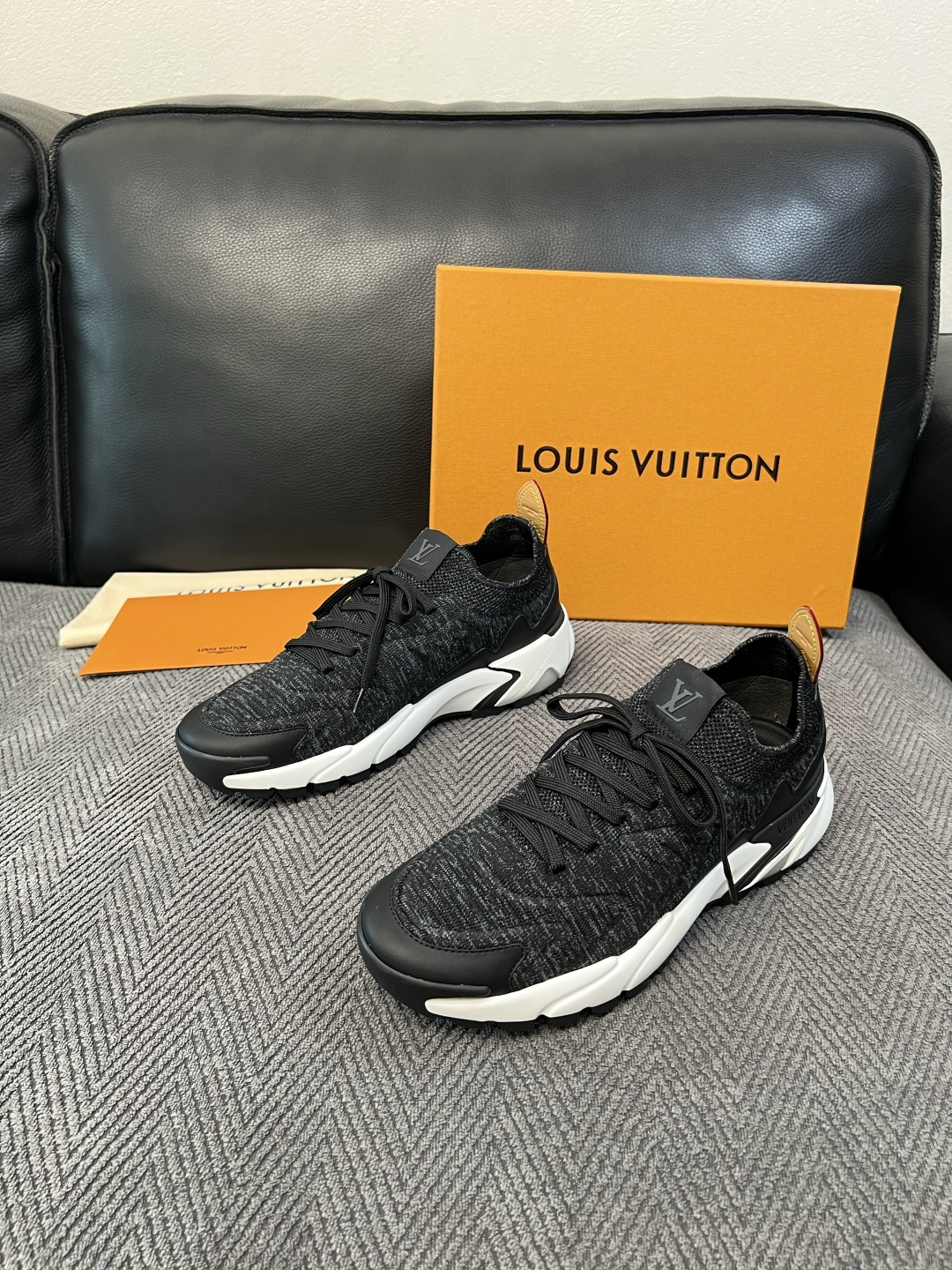 Lv  高品质  顶级工艺品  路易威登  专柜同步，意大利进口飞织面料，进口水染牛皮内里，鞋底：原厂特供原版底，原厂跟