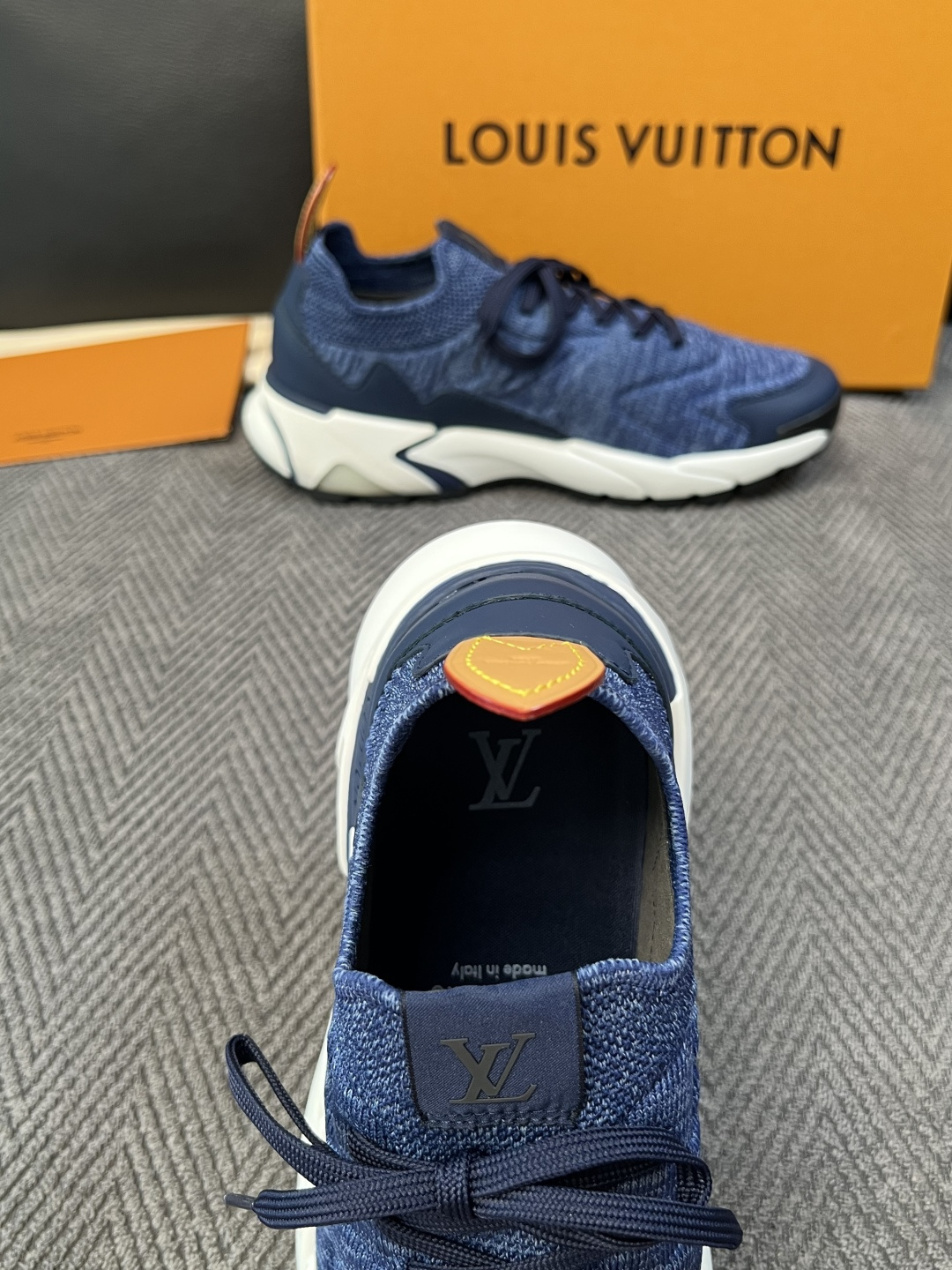 Lv  高品质  顶级工艺品  路易威登  专柜同步，意大利进口飞织面料，进口水染牛皮内里，鞋底：原厂特供原版底，原厂跟