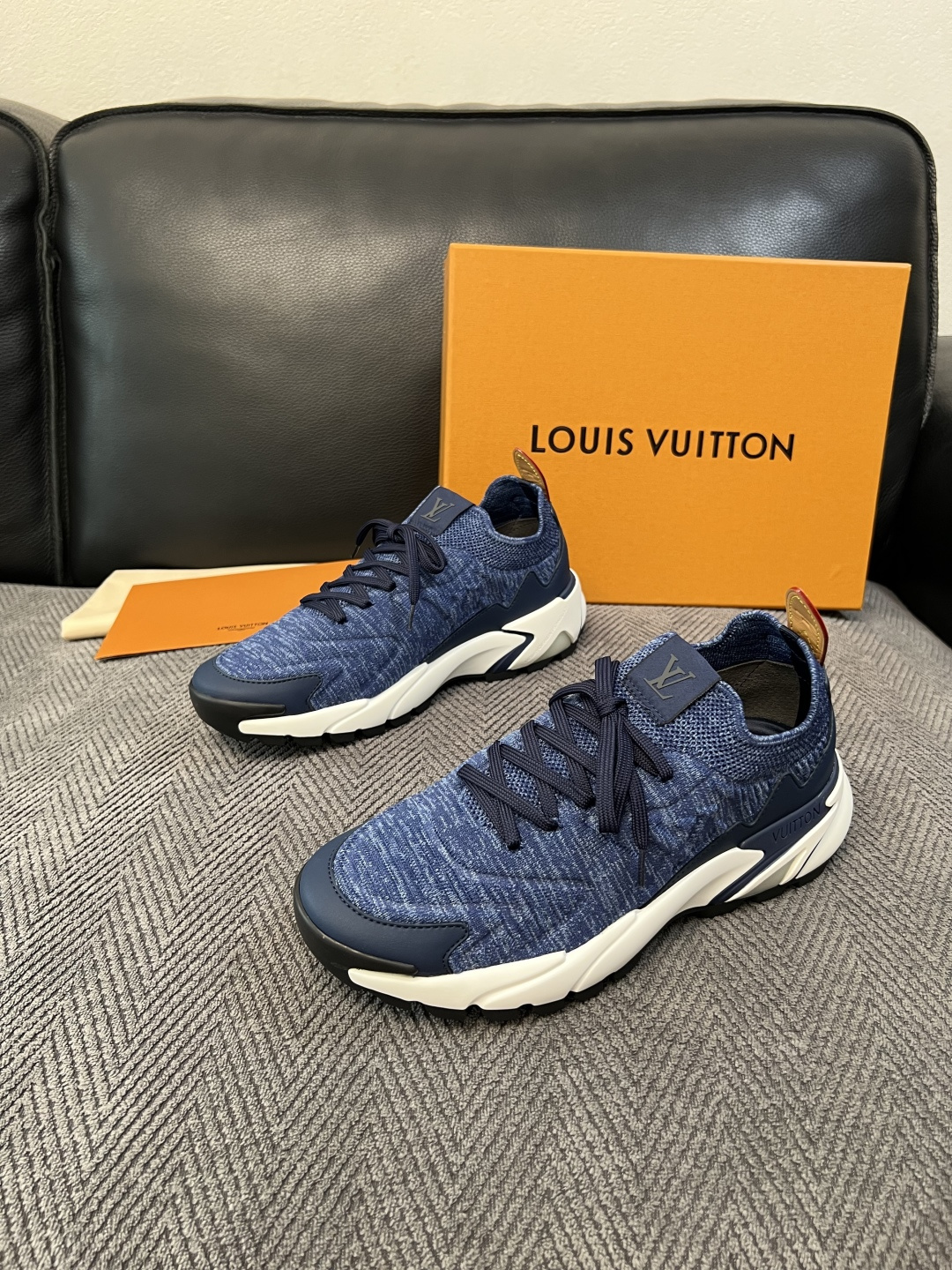Lv  高品质  顶级工艺品  路易威登  专柜同步，意大利进口飞织面料，进口水染牛皮内里，鞋底：原厂特供原版底，原厂跟