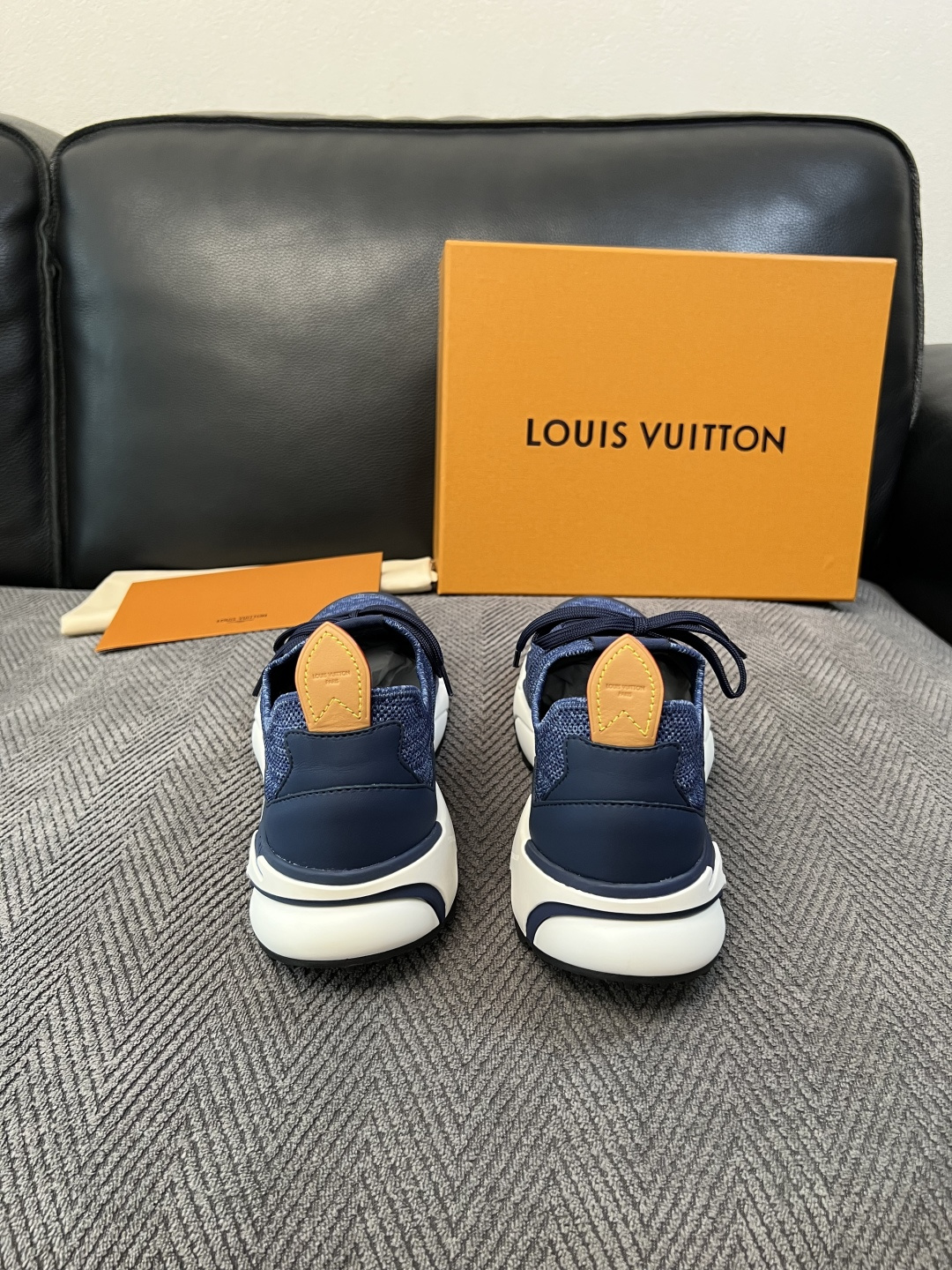 Lv  高品质  顶级工艺品  路易威登  专柜同步，意大利进口飞织面料，进口水染牛皮内里，鞋底：原厂特供原版底，原厂跟