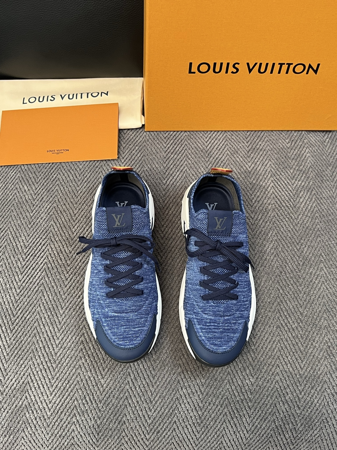 Lv  高品质  顶级工艺品  路易威登  专柜同步，意大利进口飞织面料，进口水染牛皮内里，鞋底：原厂特供原版底，原厂跟