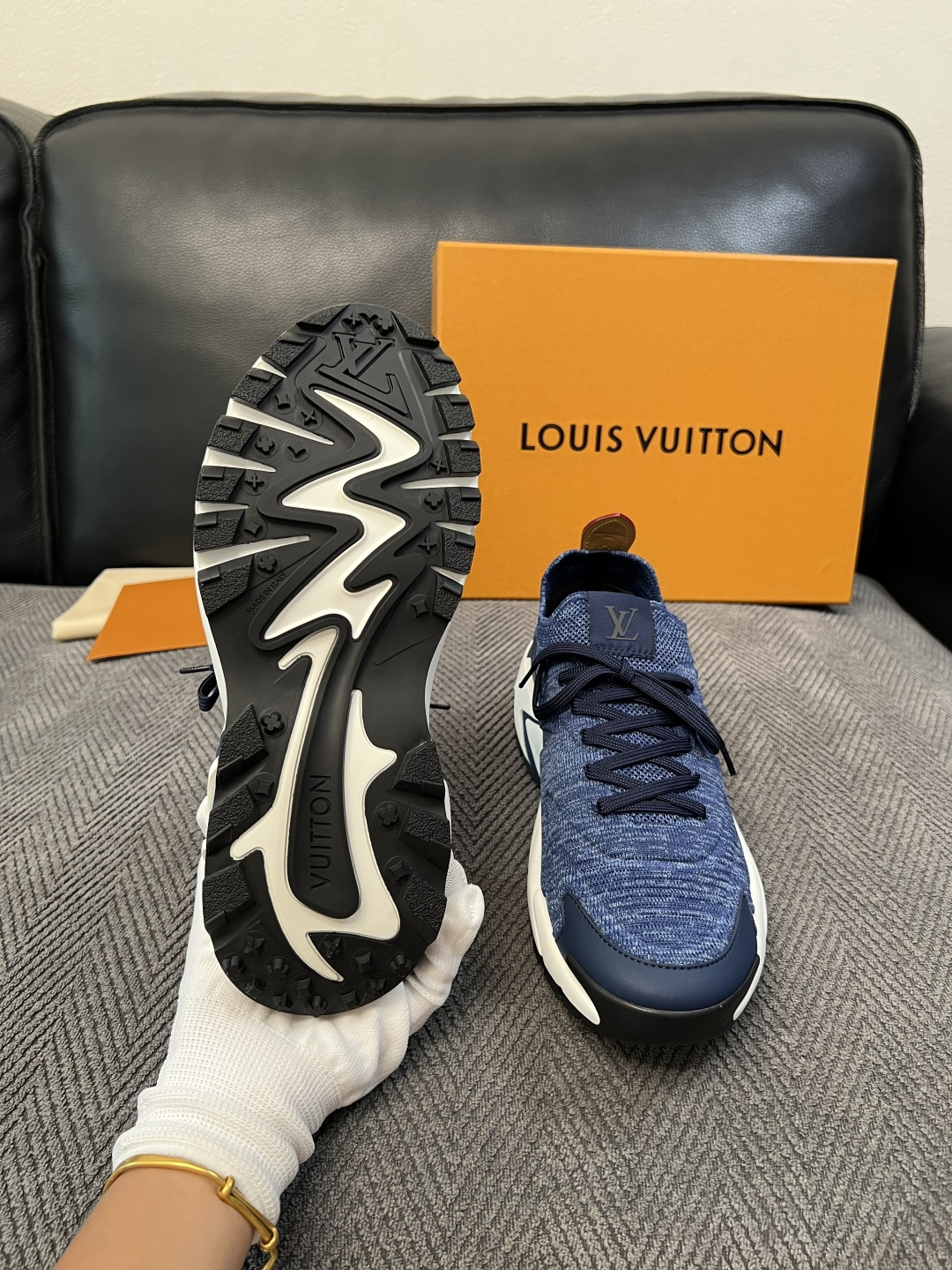 Lv  高品质  顶级工艺品  路易威登  专柜同步，意大利进口飞织面料，进口水染牛皮内里，鞋底：原厂特供原版底，原厂跟