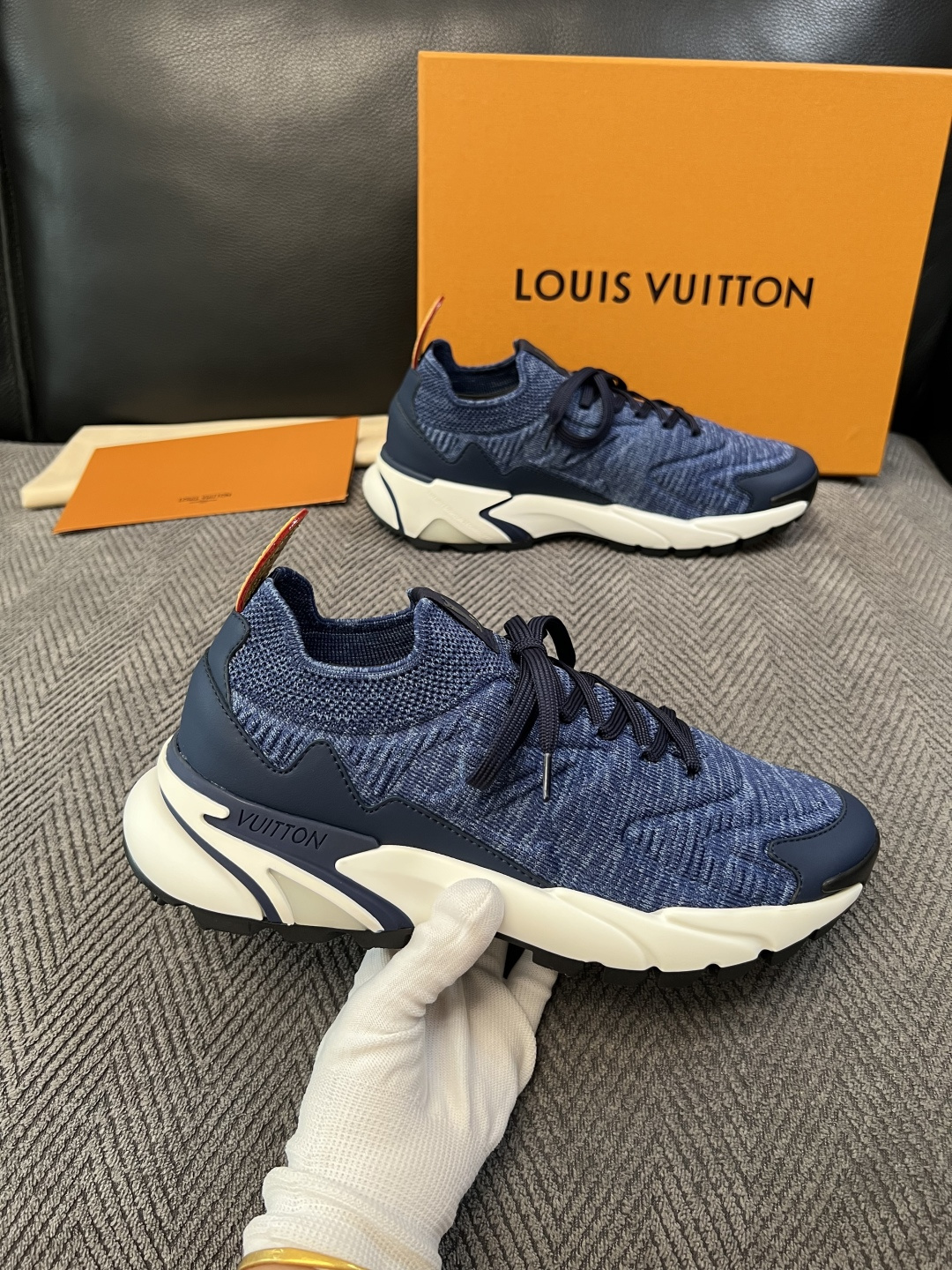Lv  高品质  顶级工艺品  路易威登  专柜同步，意大利进口飞织面料，进口水染牛皮内里，鞋底：原厂特供原版底，原厂跟