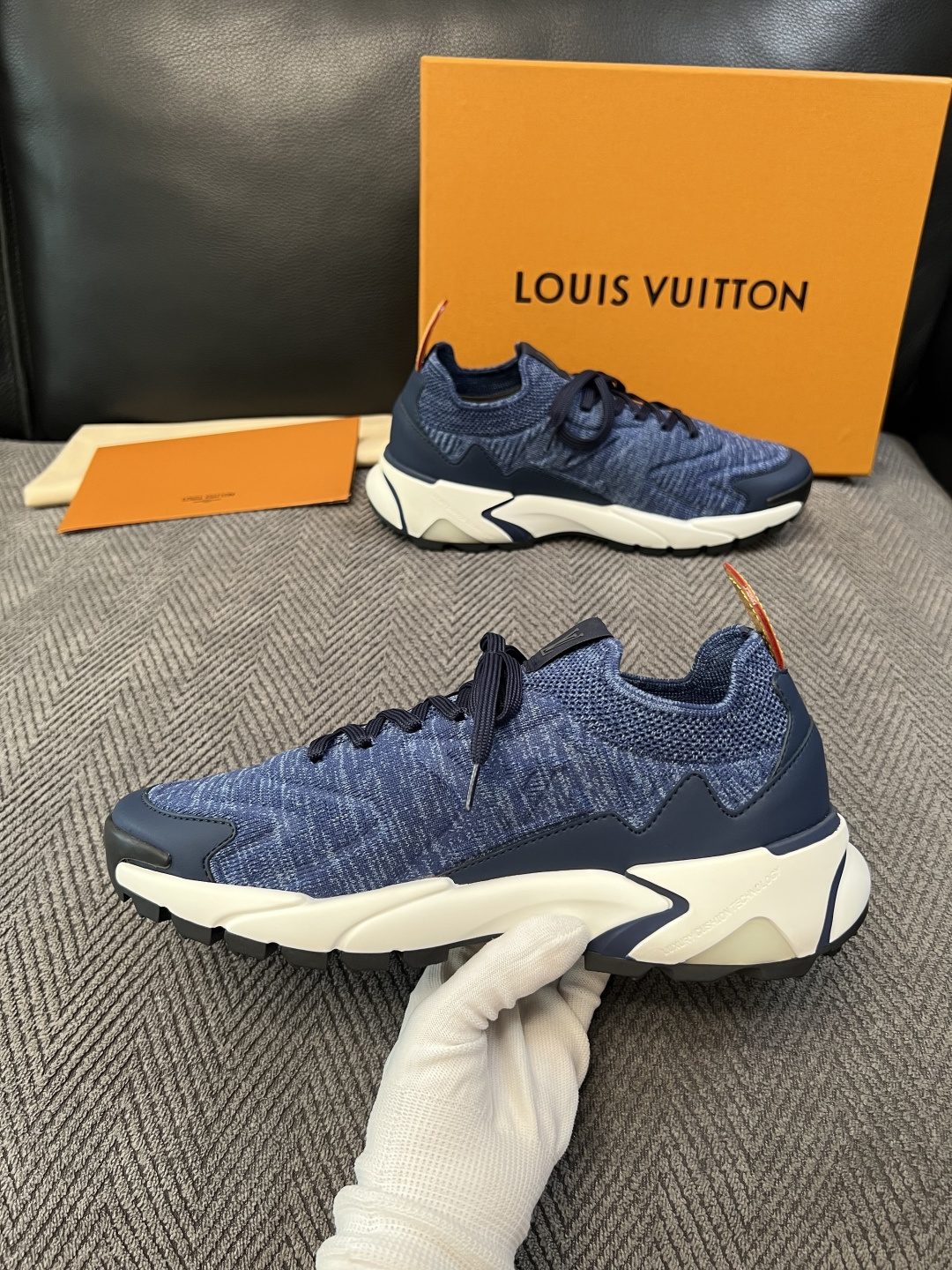 Lv  高品质  顶级工艺品  路易威登  专柜同步，意大利进口飞织面料，进口水染牛皮内里，鞋底：原厂特供原版底，原厂跟
