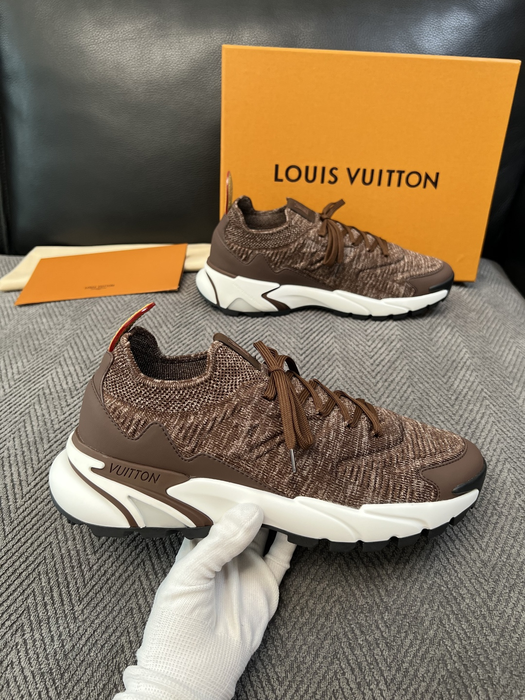 Lv  高品质  顶级工艺品  路易威登  专柜同步，意大利进口飞织面料，进口水染牛皮内里，鞋底：原厂特供原版底，原厂跟