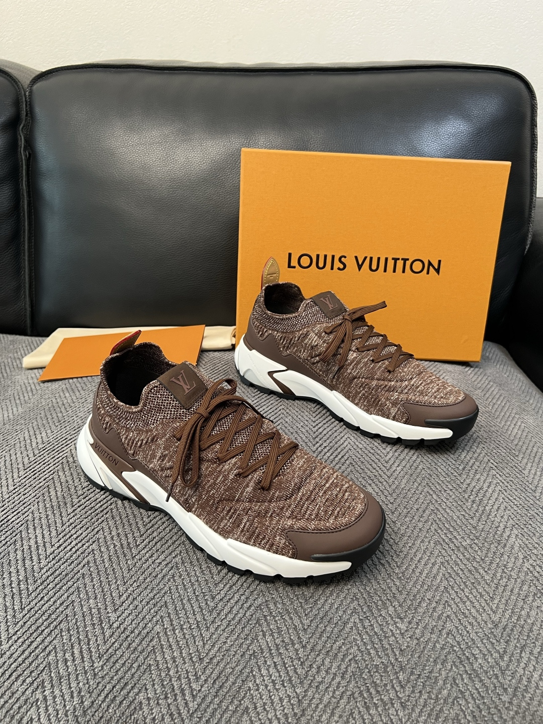 Lv 高品质 顶级工艺品 路易威登 专柜同步,意大利进口飞织面料,进口水染牛皮内里,鞋底:原厂特供原版底,原厂跟 Lv 高品质 顶级工艺品 路易威登 专柜同步,意大利进口飞织面料,进口水染牛皮内里,鞋底:原厂特供原版底,原厂跟