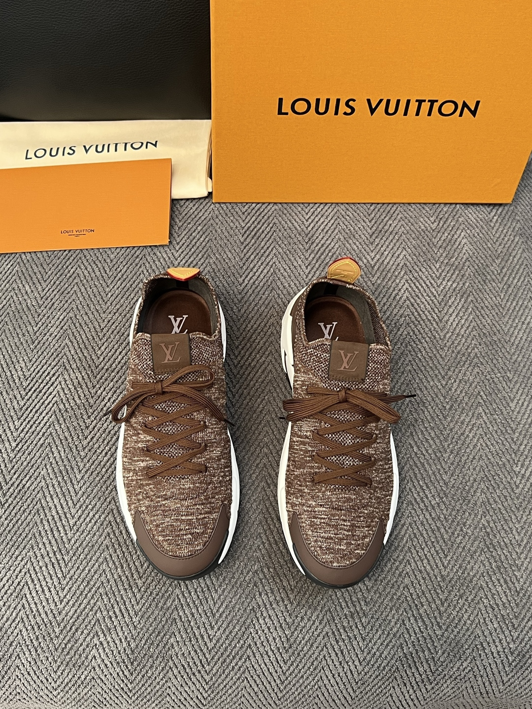 Lv  高品质  顶级工艺品  路易威登  专柜同步，意大利进口飞织面料，进口水染牛皮内里，鞋底：原厂特供原版底，原厂跟
