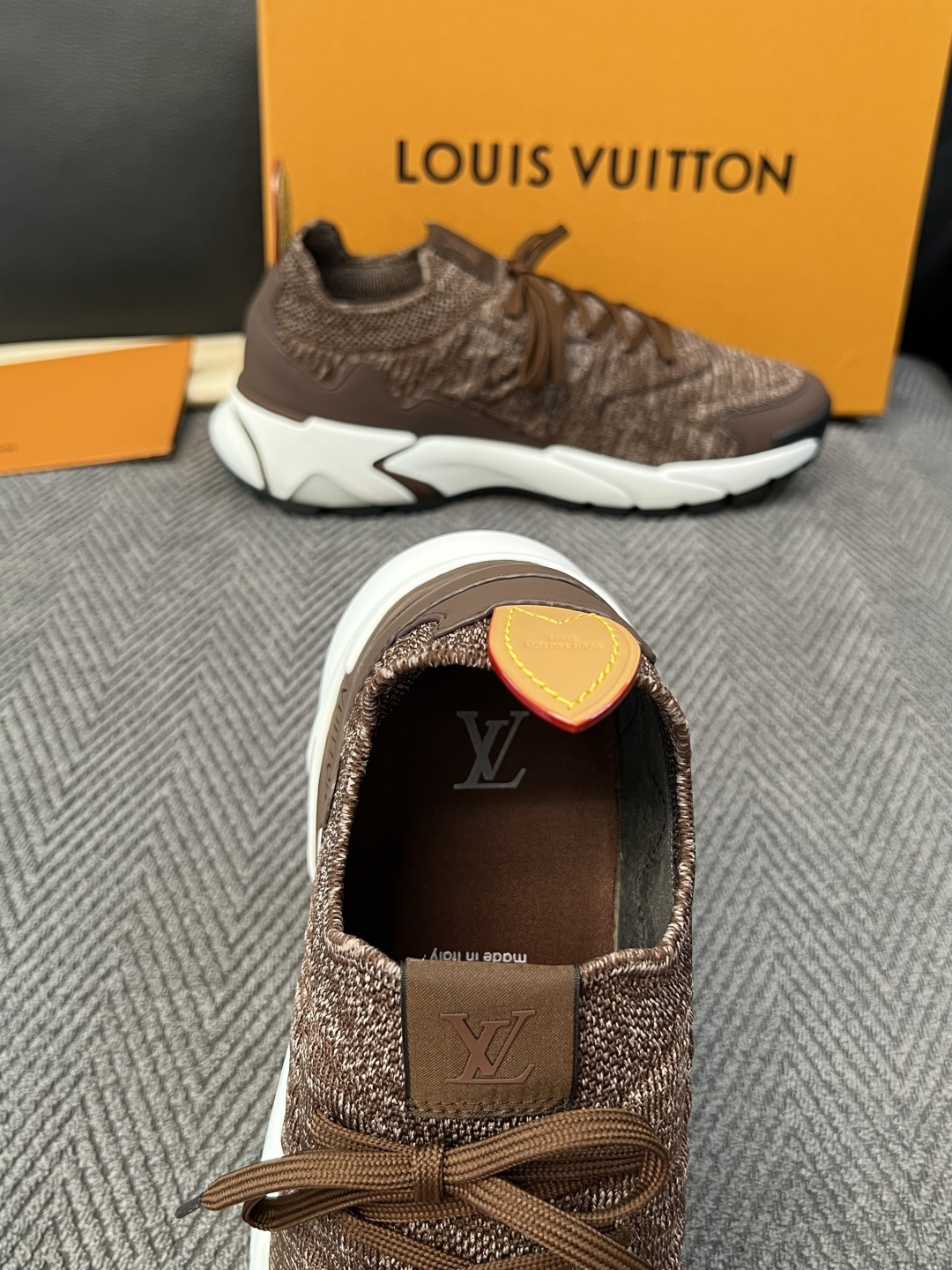 Lv  高品质  顶级工艺品  路易威登  专柜同步，意大利进口飞织面料，进口水染牛皮内里，鞋底：原厂特供原版底，原厂跟
