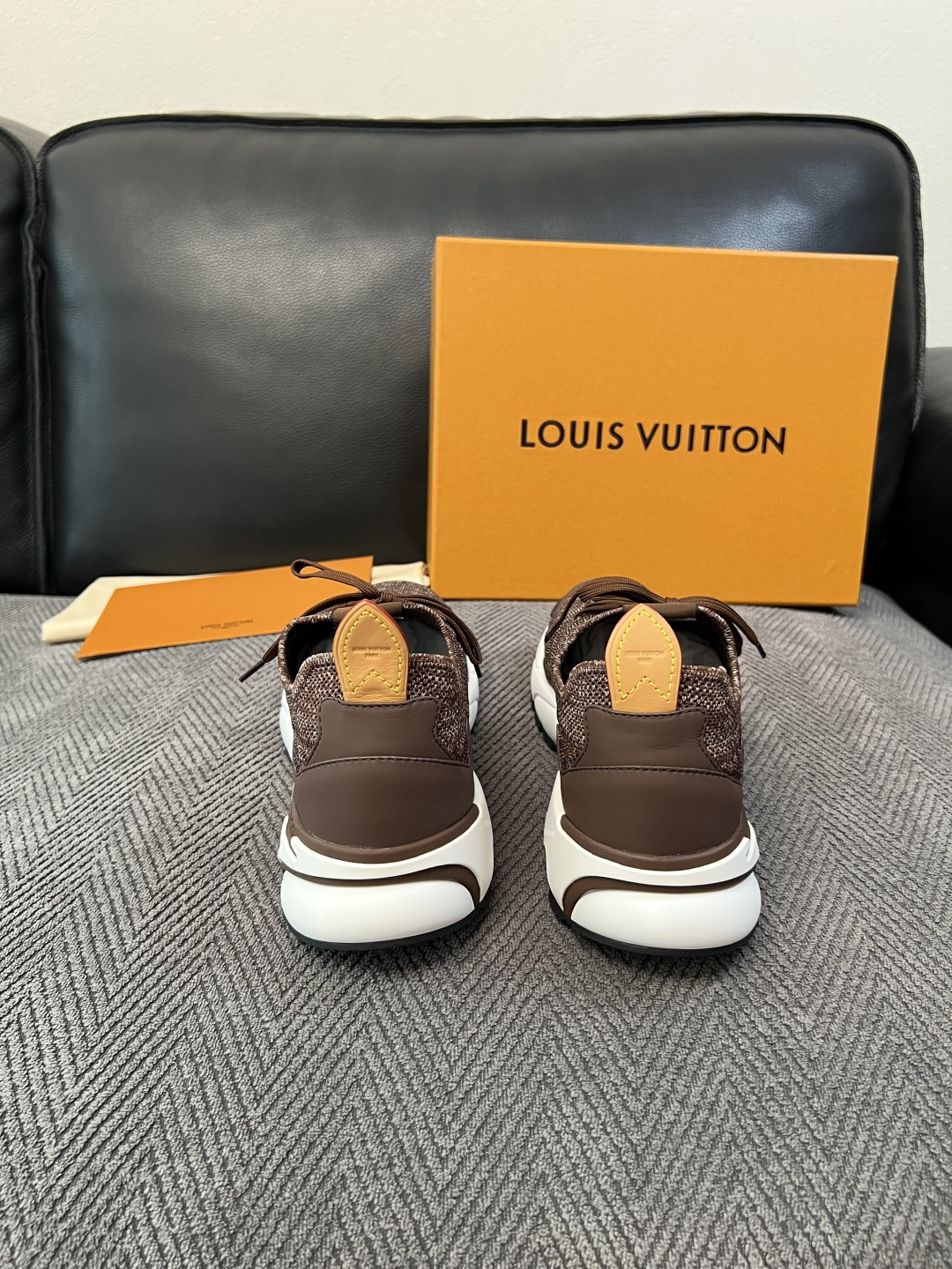 Lv  高品质  顶级工艺品  路易威登  专柜同步，意大利进口飞织面料，进口水染牛皮内里，鞋底：原厂特供原版底，原厂跟