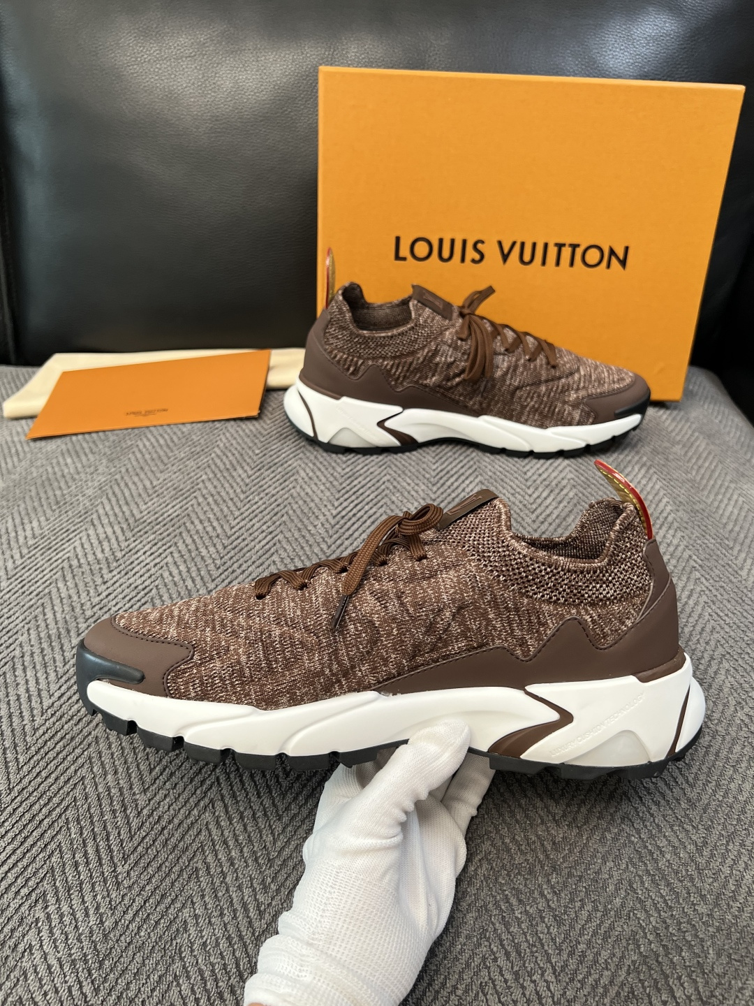 Lv  高品质  顶级工艺品  路易威登  专柜同步，意大利进口飞织面料，进口水染牛皮内里，鞋底：原厂特供原版底，原厂跟