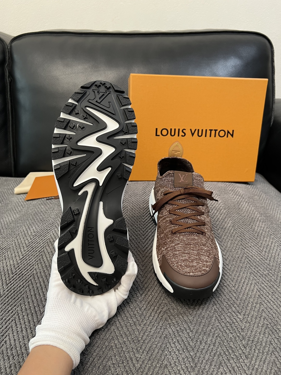 Lv  高品质  顶级工艺品  路易威登  专柜同步，意大利进口飞织面料，进口水染牛皮内里，鞋底：原厂特供原版底，原厂跟