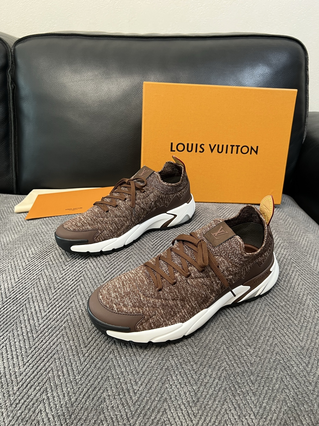 Lv  高品质  顶级工艺品  路易威登  专柜同步，意大利进口飞织面料，进口水染牛皮内里，鞋底：原厂特供原版底，原厂跟