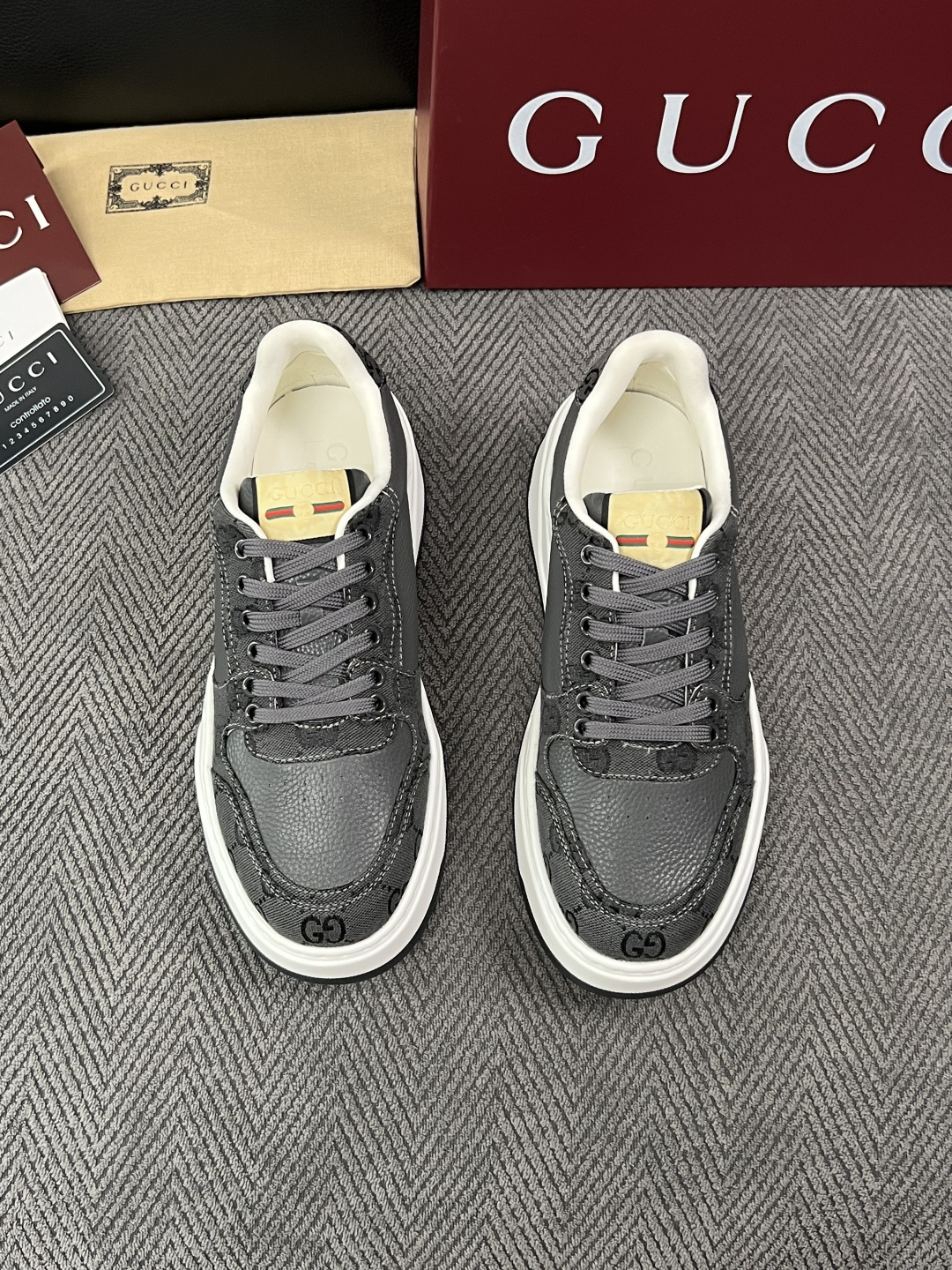 Gucci  高品质  顶级工艺品  古奇  专柜新款原厂配置，意大利进口牛皮面料，进口牛皮内里垫，透气舒适，鞋底：原厂