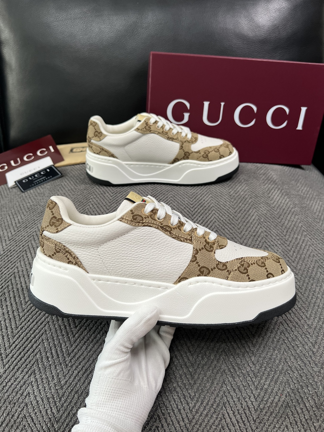 Gucci  高品质  顶级工艺品  古奇  专柜新款原厂配置，意大利进口牛皮面料，进口牛皮内里垫，透气舒适，鞋底：原厂