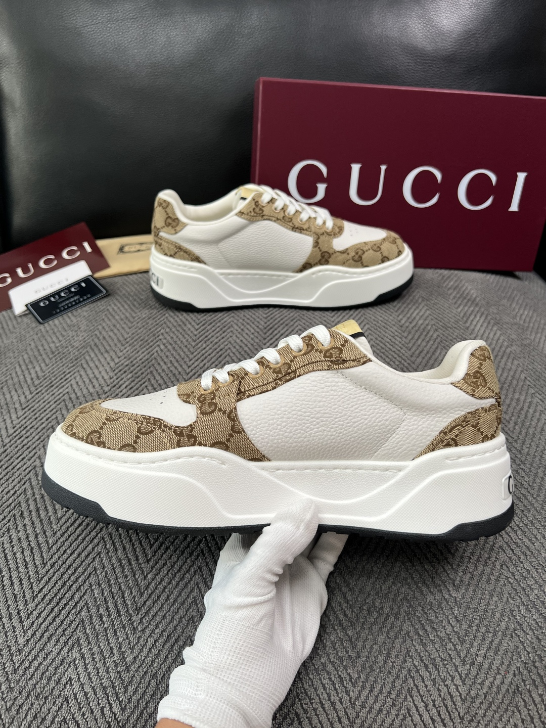 Gucci  高品质  顶级工艺品  古奇  专柜新款原厂配置，意大利进口牛皮面料，进口牛皮内里垫，透气舒适，鞋底：原厂