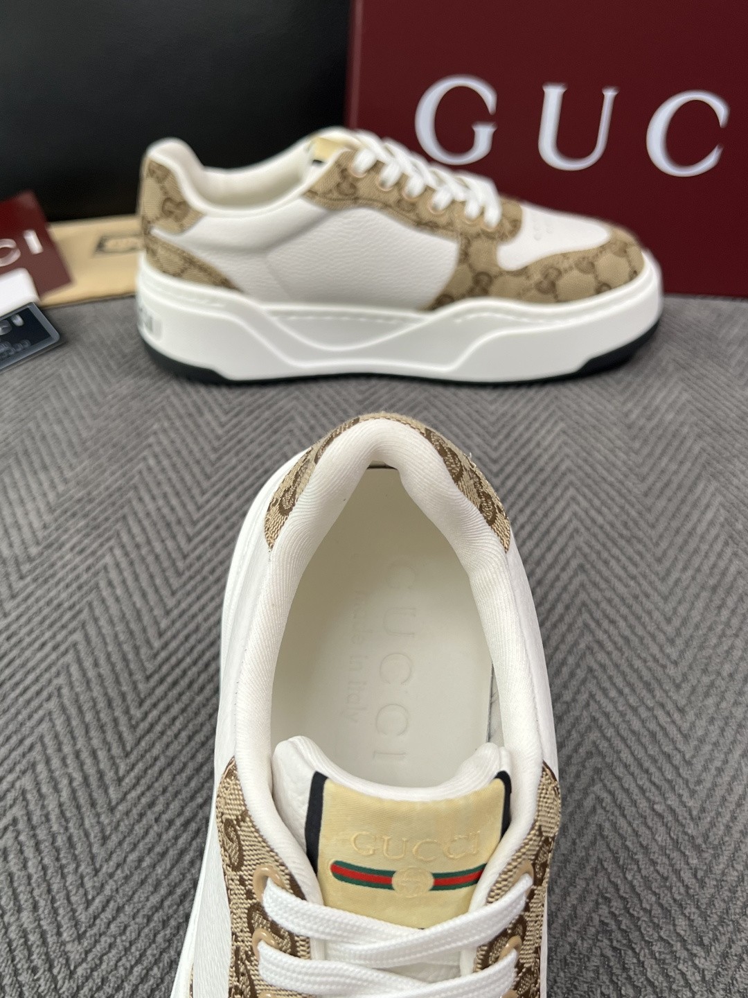 Gucci  高品质  顶级工艺品  古奇  专柜新款原厂配置，意大利进口牛皮面料，进口牛皮内里垫，透气舒适，鞋底：原厂
