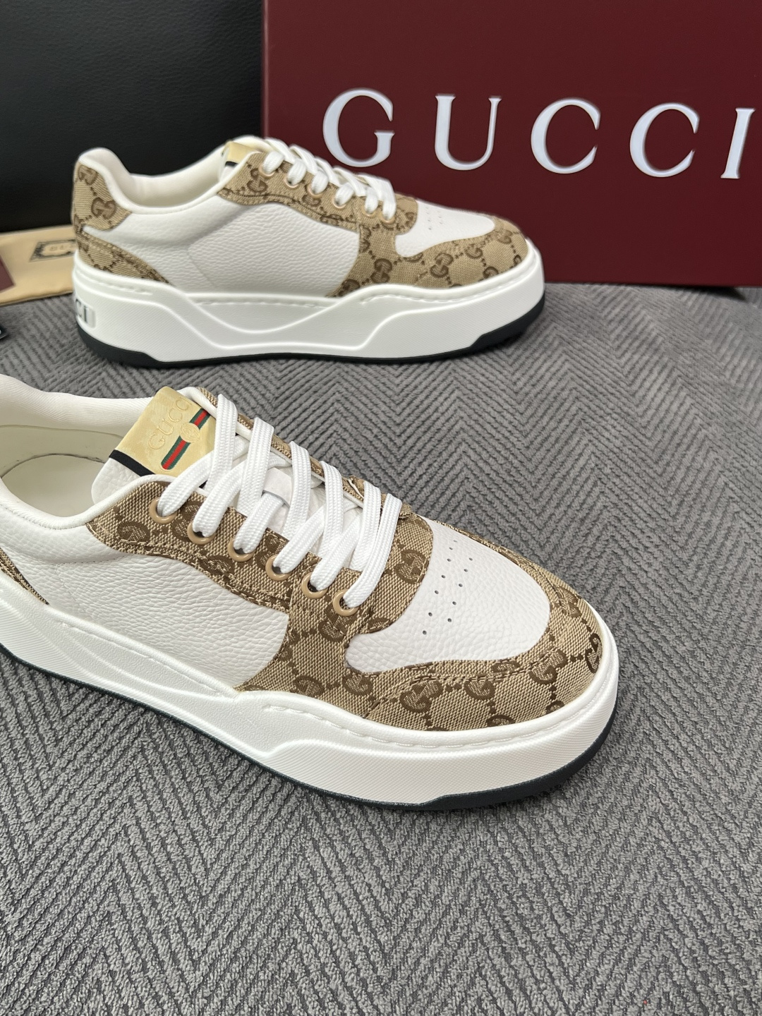 Gucci  高品质  顶级工艺品  古奇  专柜新款原厂配置，意大利进口牛皮面料，进口牛皮内里垫，透气舒适，鞋底：原厂