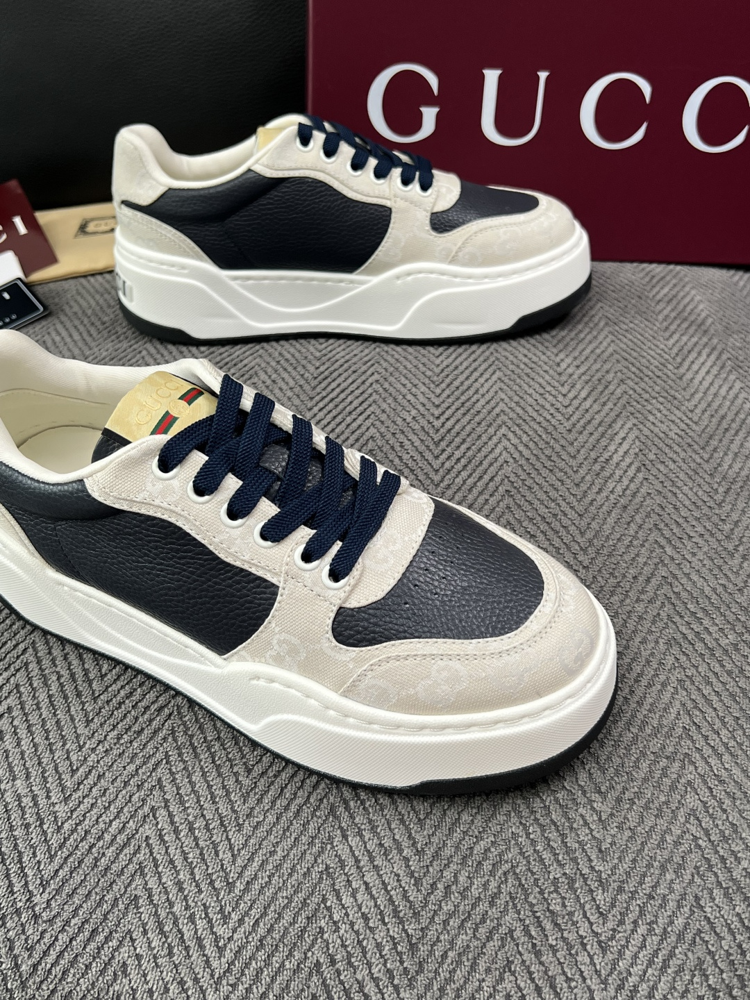 Gucci  高品质  顶级工艺品  古奇  专柜新款原厂配置，意大利进口牛皮面料，进口牛皮内里垫，透气舒适，鞋底：原厂