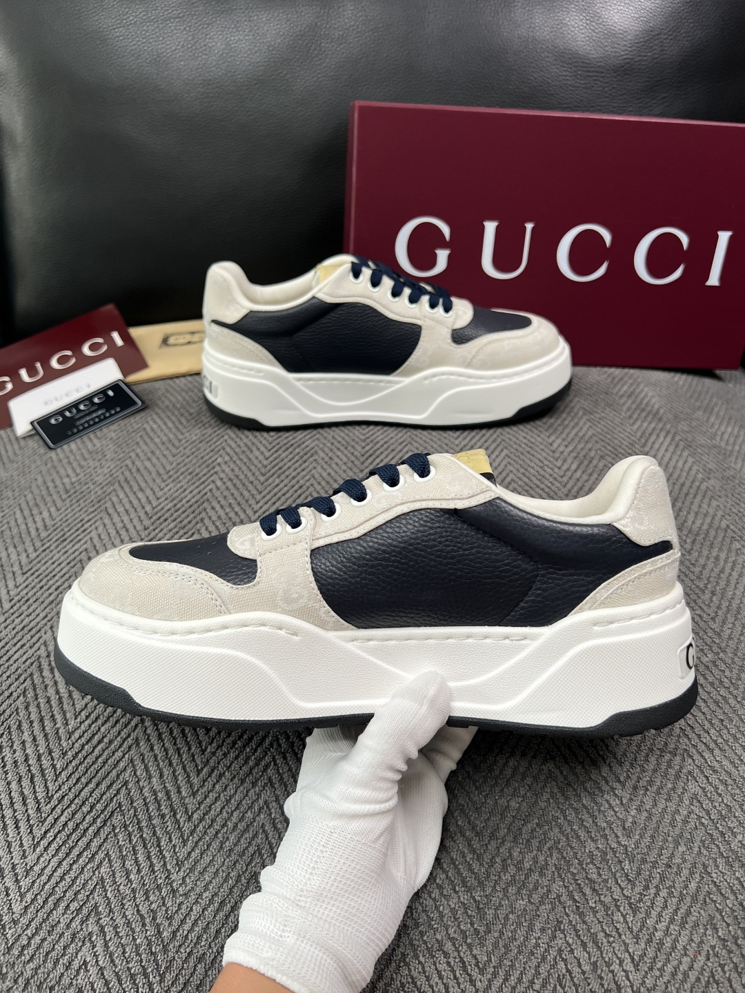 Gucci  高品质  顶级工艺品  古奇  专柜新款原厂配置，意大利进口牛皮面料，进口牛皮内里垫，透气舒适，鞋底：原厂